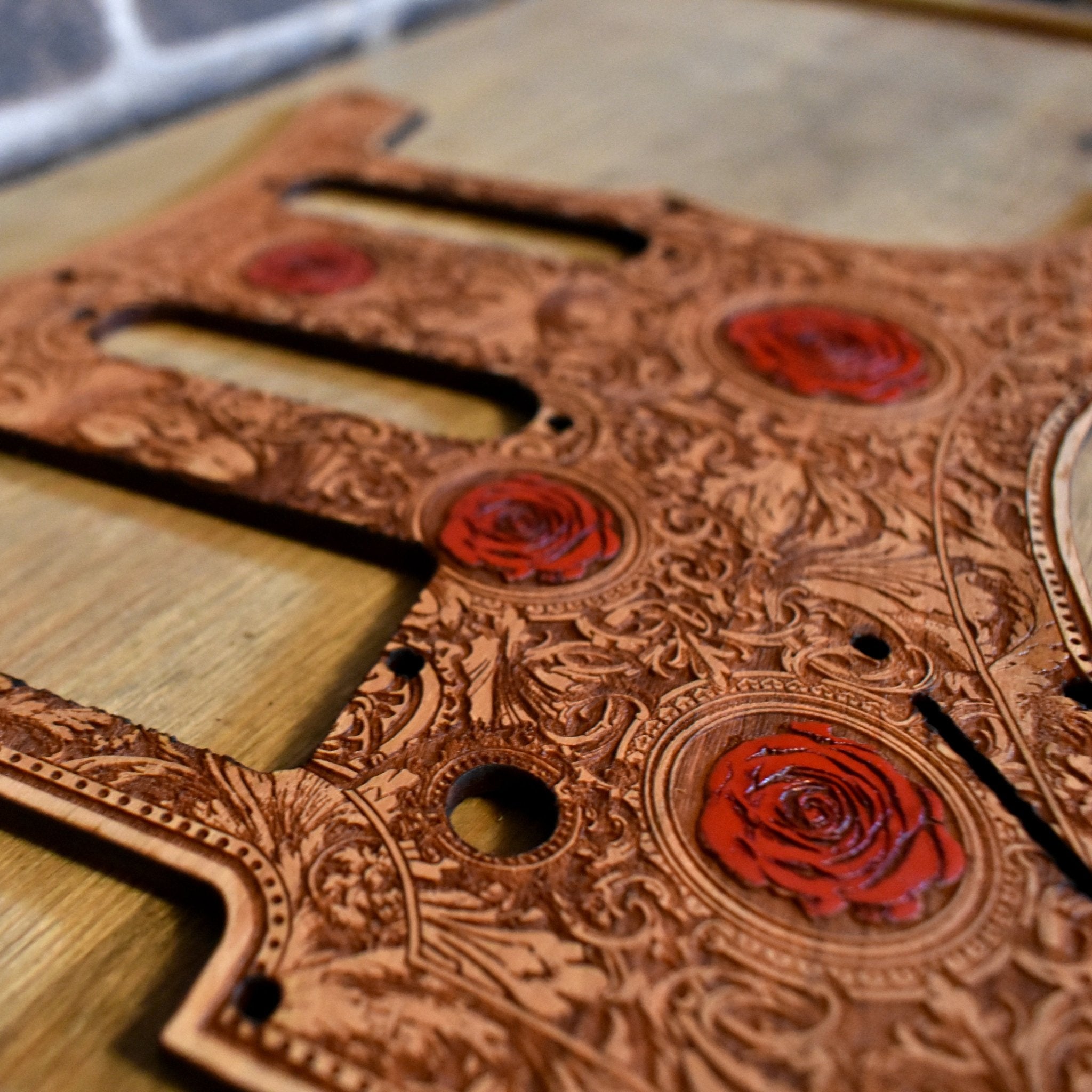 Golpeador de madera Stratocaster HSS y SSS - Rosas pintadas a mano