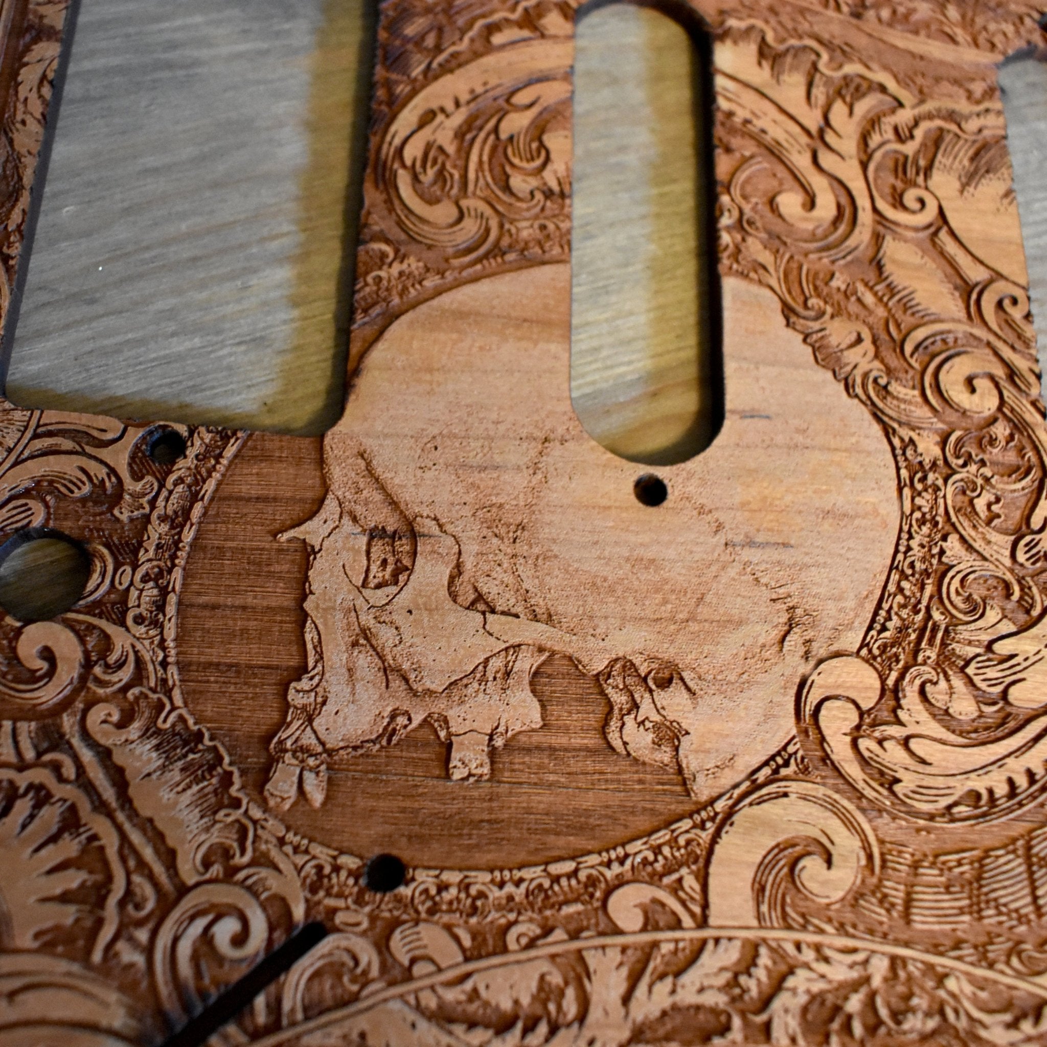 Golpeador de madera Stratocaster HSS y SSS - Lado de calavera humana