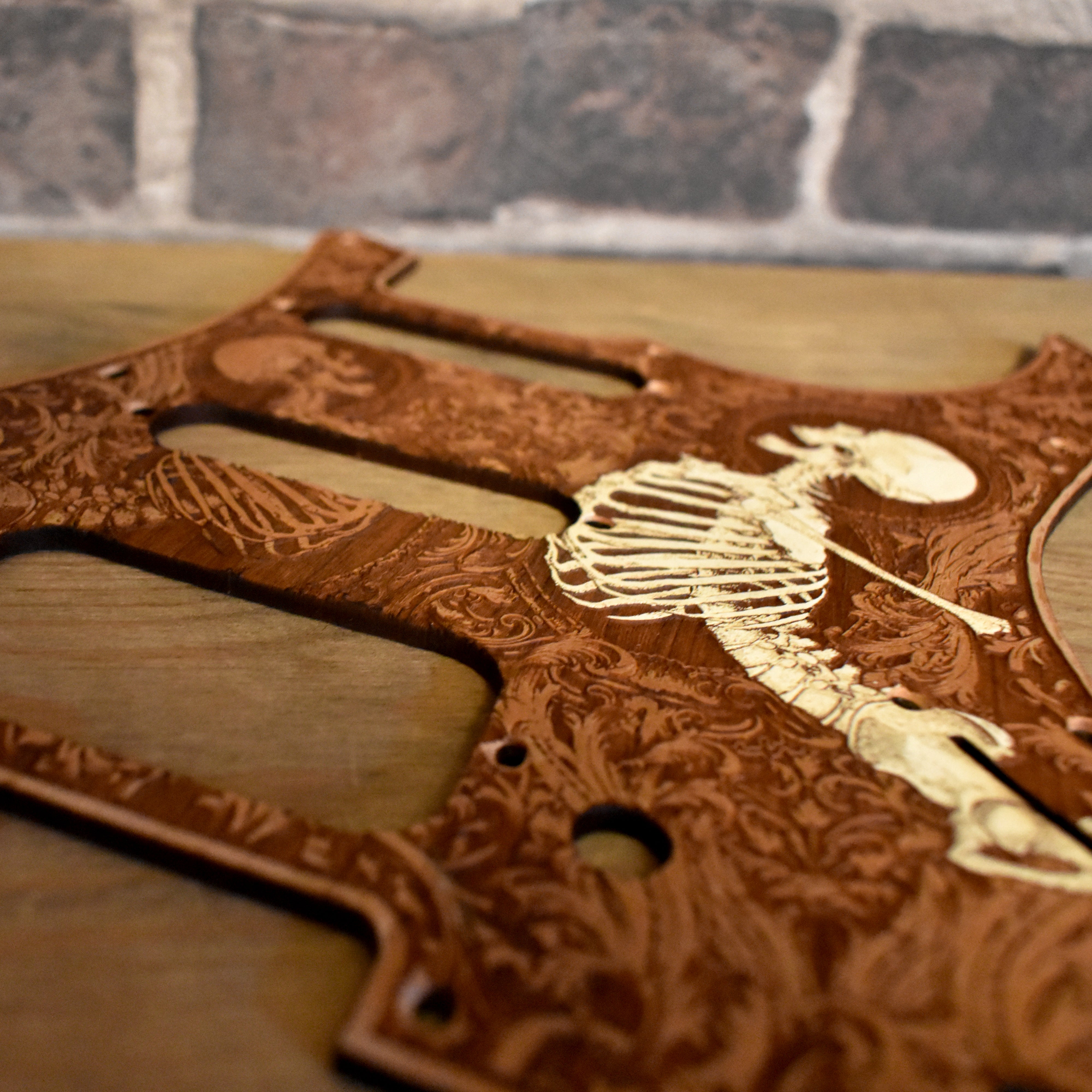 Golpeador de madera Stratocaster HSS y SSS - Stumble pintado a mano