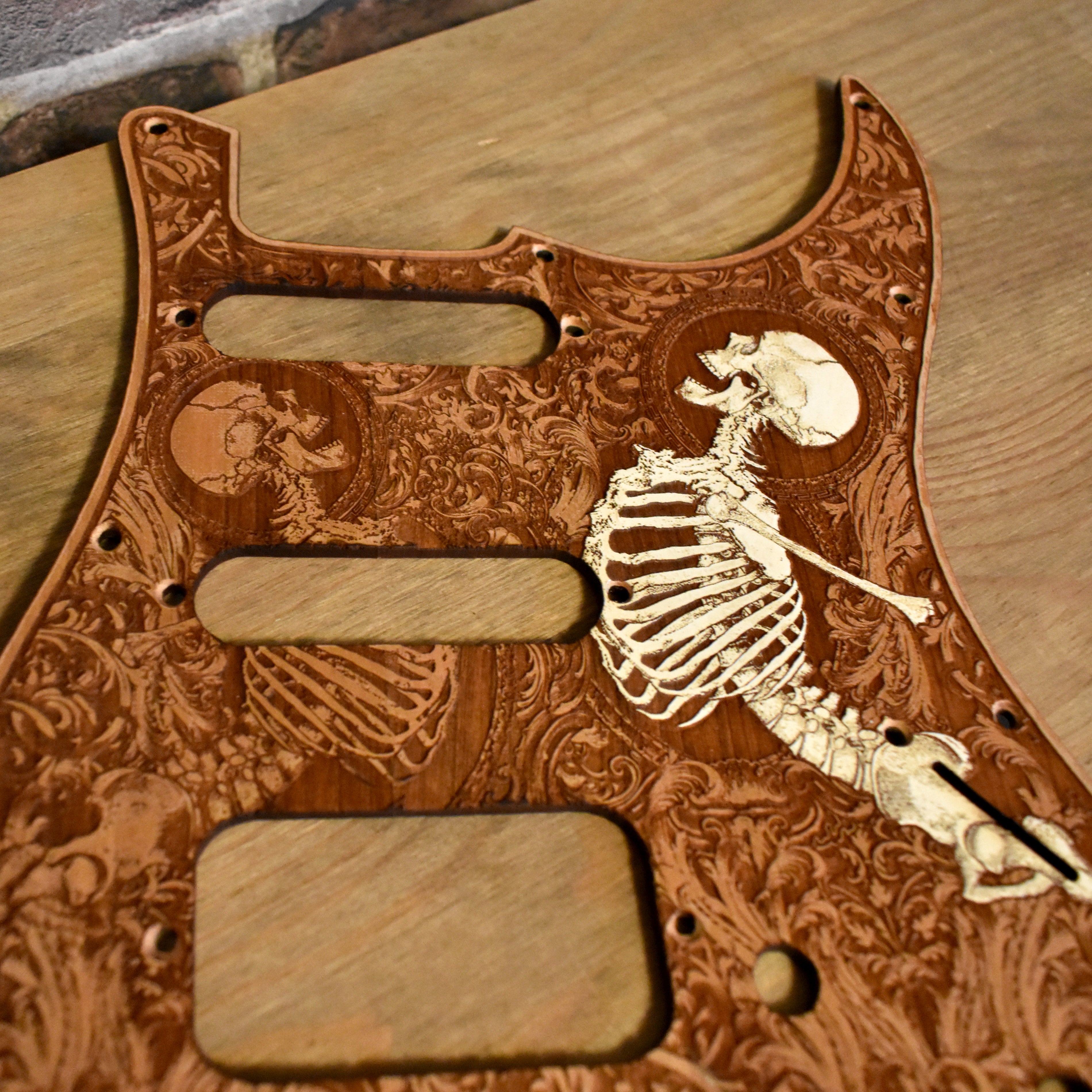 Golpeador de madera Stratocaster HSS y SSS - Stumble pintado a mano