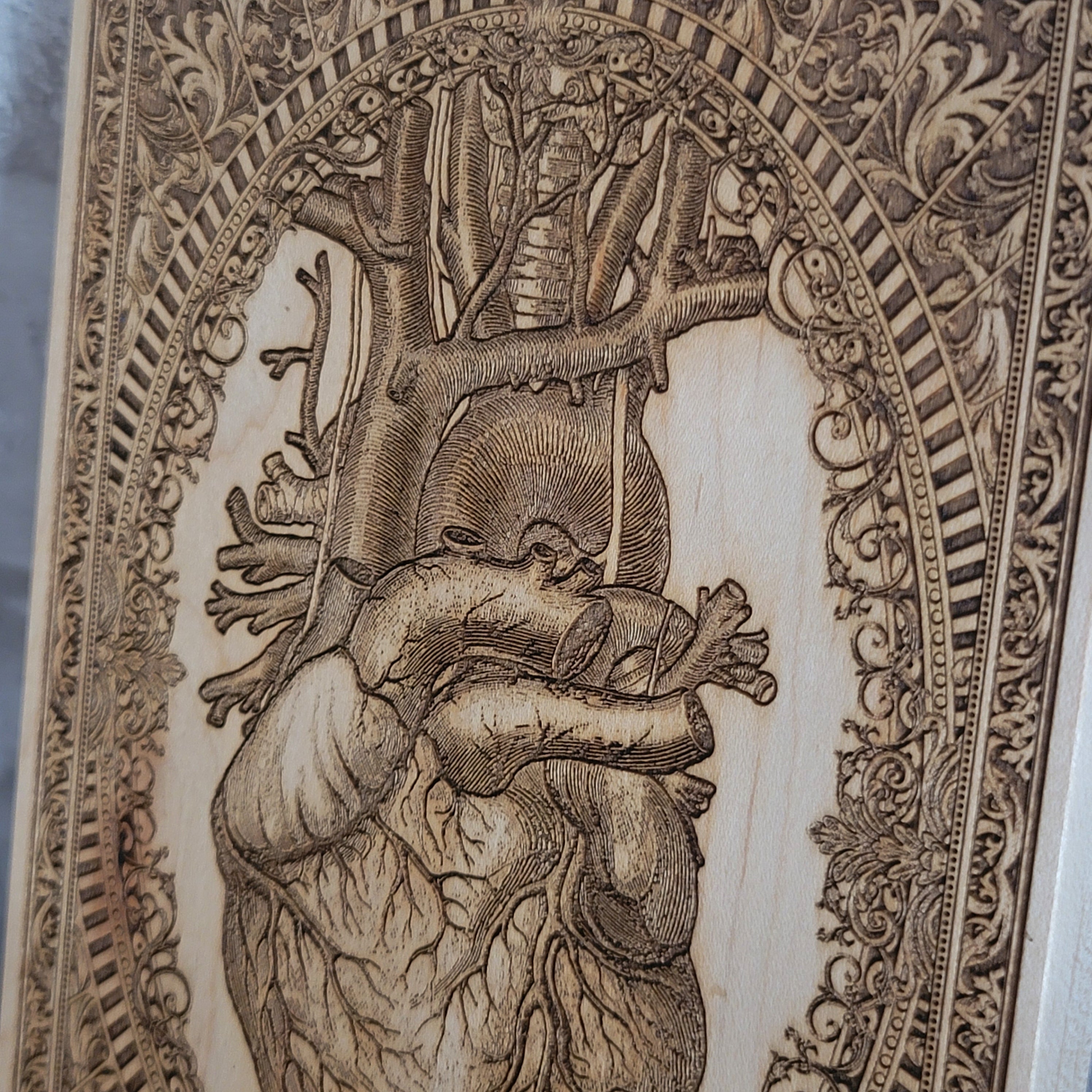 Gothic-style anatomical heart engraving on wood – a thoughtful and artistic gift for surgeons, cardiologists, and anatomy lovers."