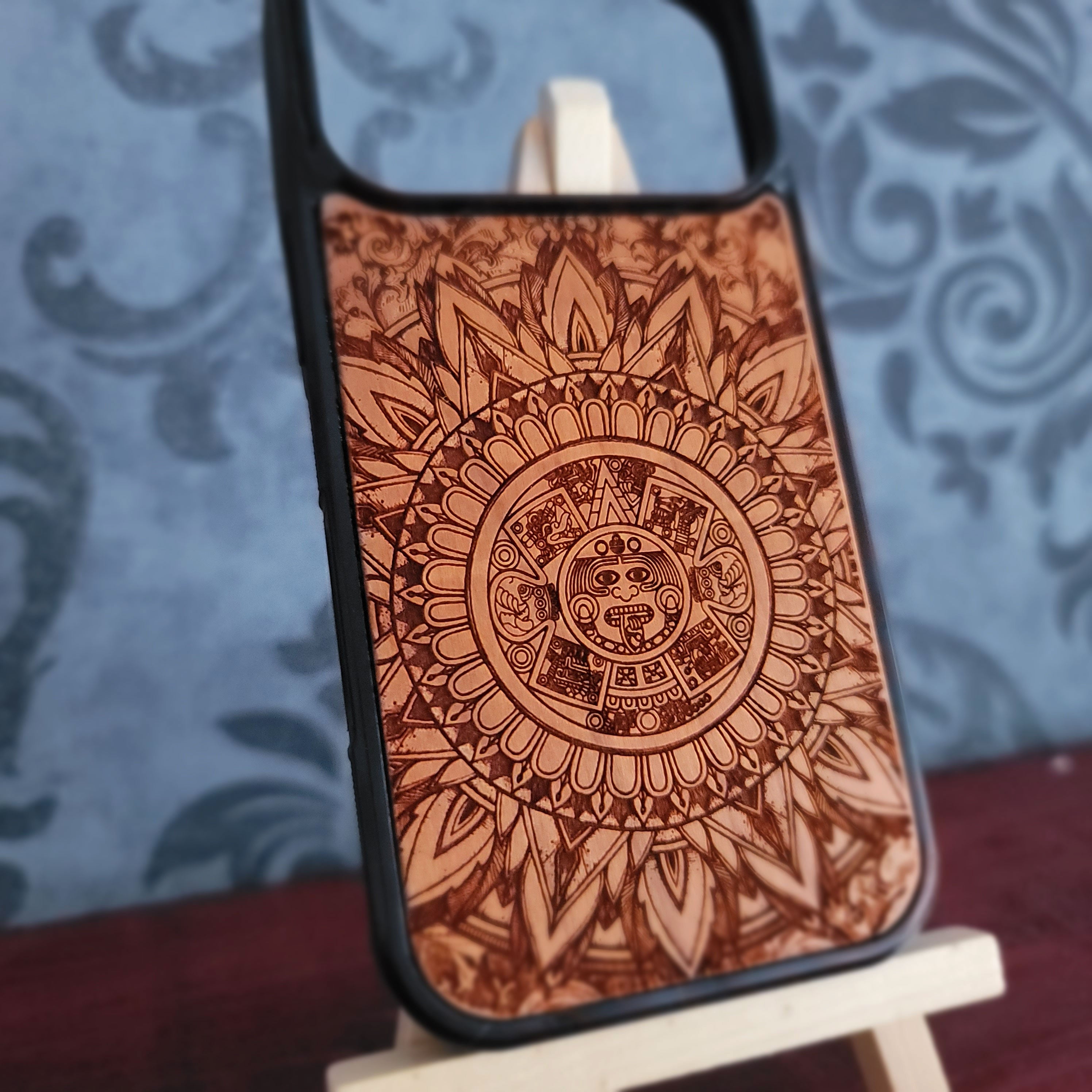 Mandala del Calendario Azteca - Funda de madera para teléfono