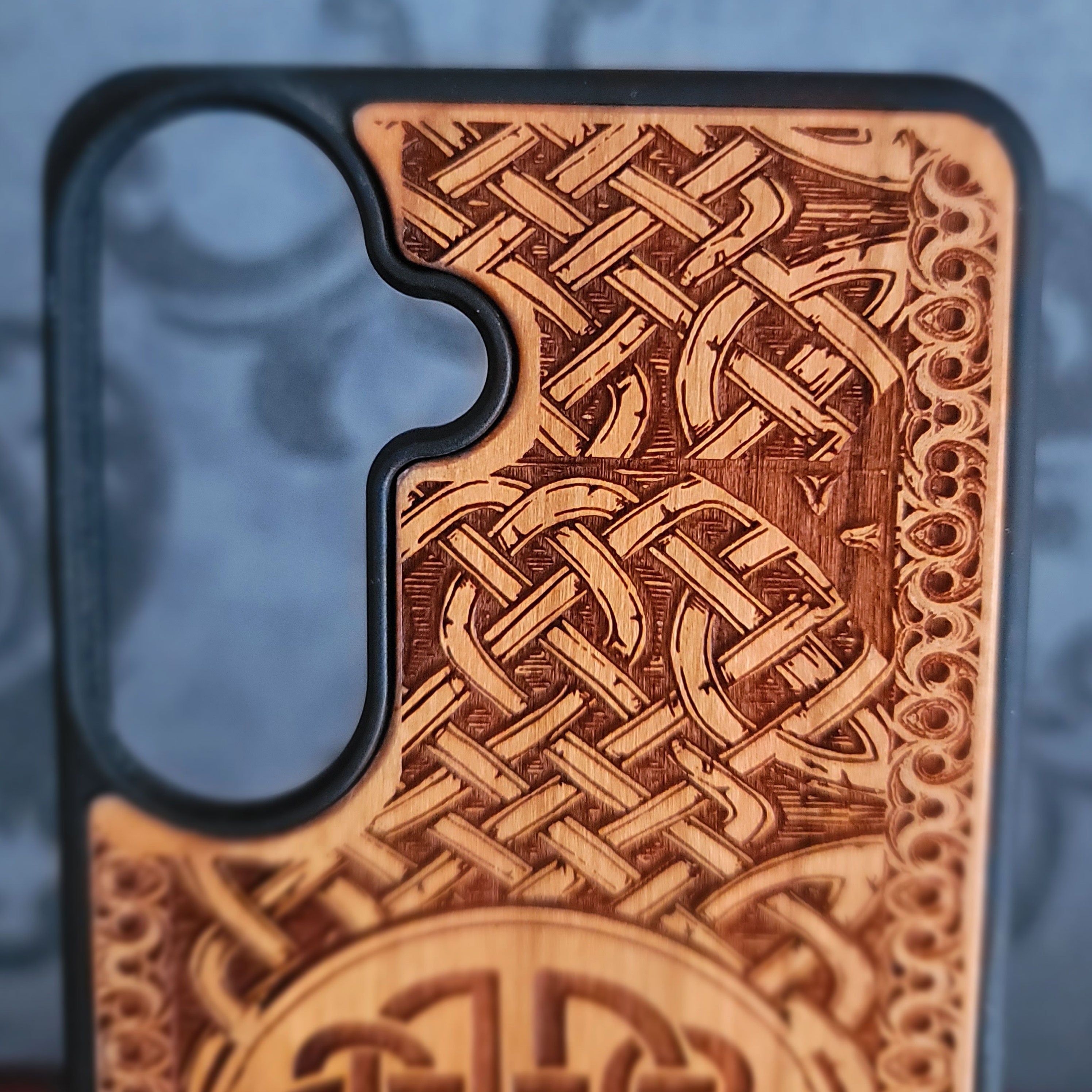 Keltischer Knoten - Handyhülle aus Holz