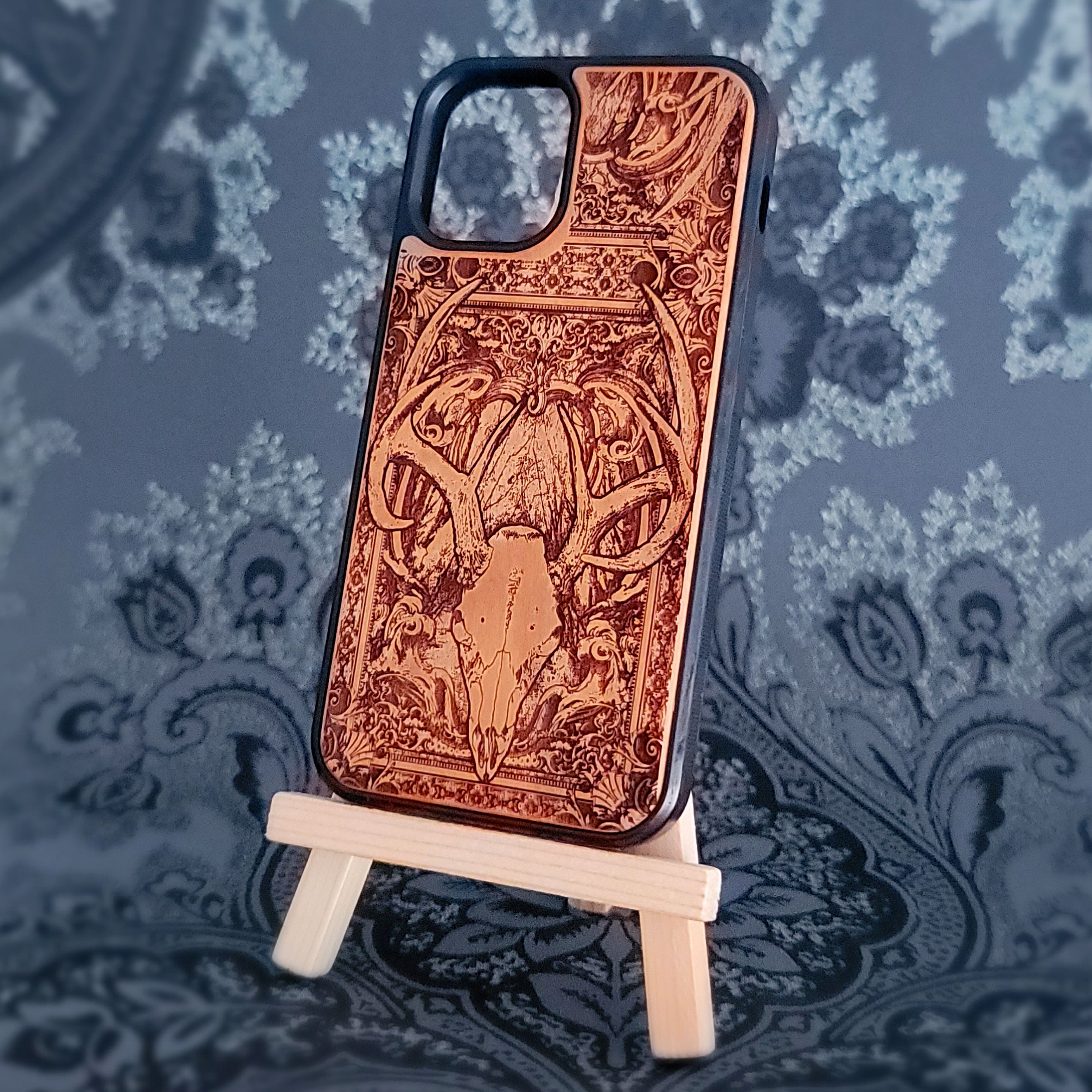 iPhone & Samsung Galaxy Holz-Handyhülle - Skelett-Kunstwerk "Hirschschädel"