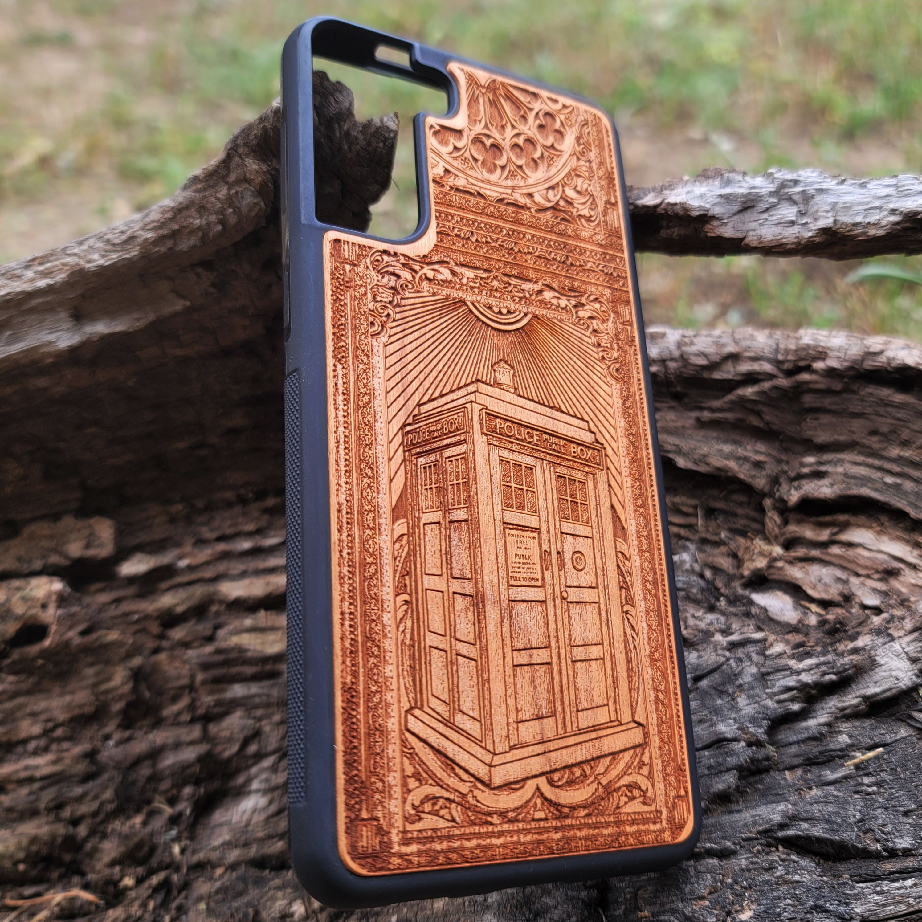 Doctor Who TARDIS wood phone case – police box design for iPhone 16, Galaxy S25 – engraved sci-fi art