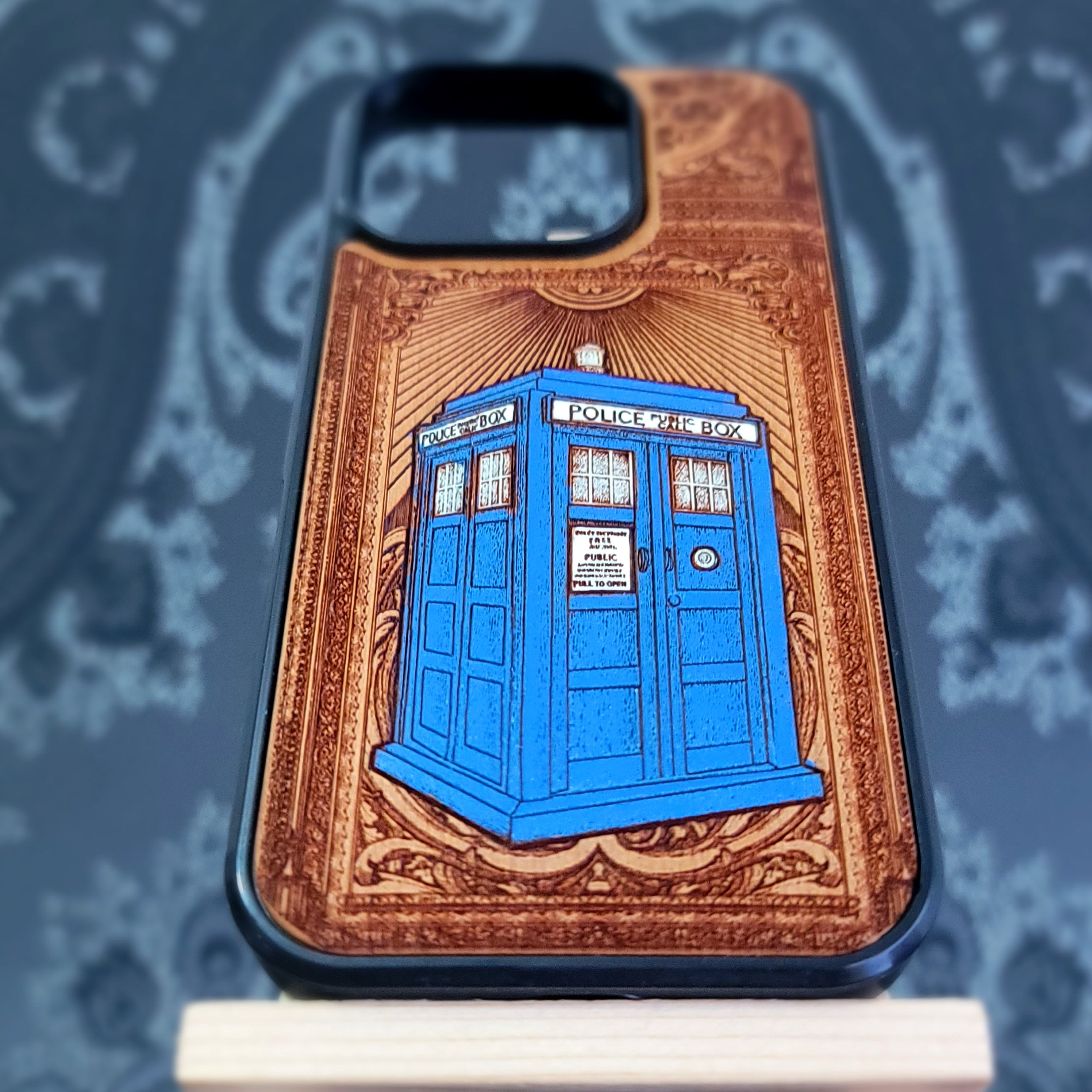 Doctor Who Holz Handyhülle bemalt