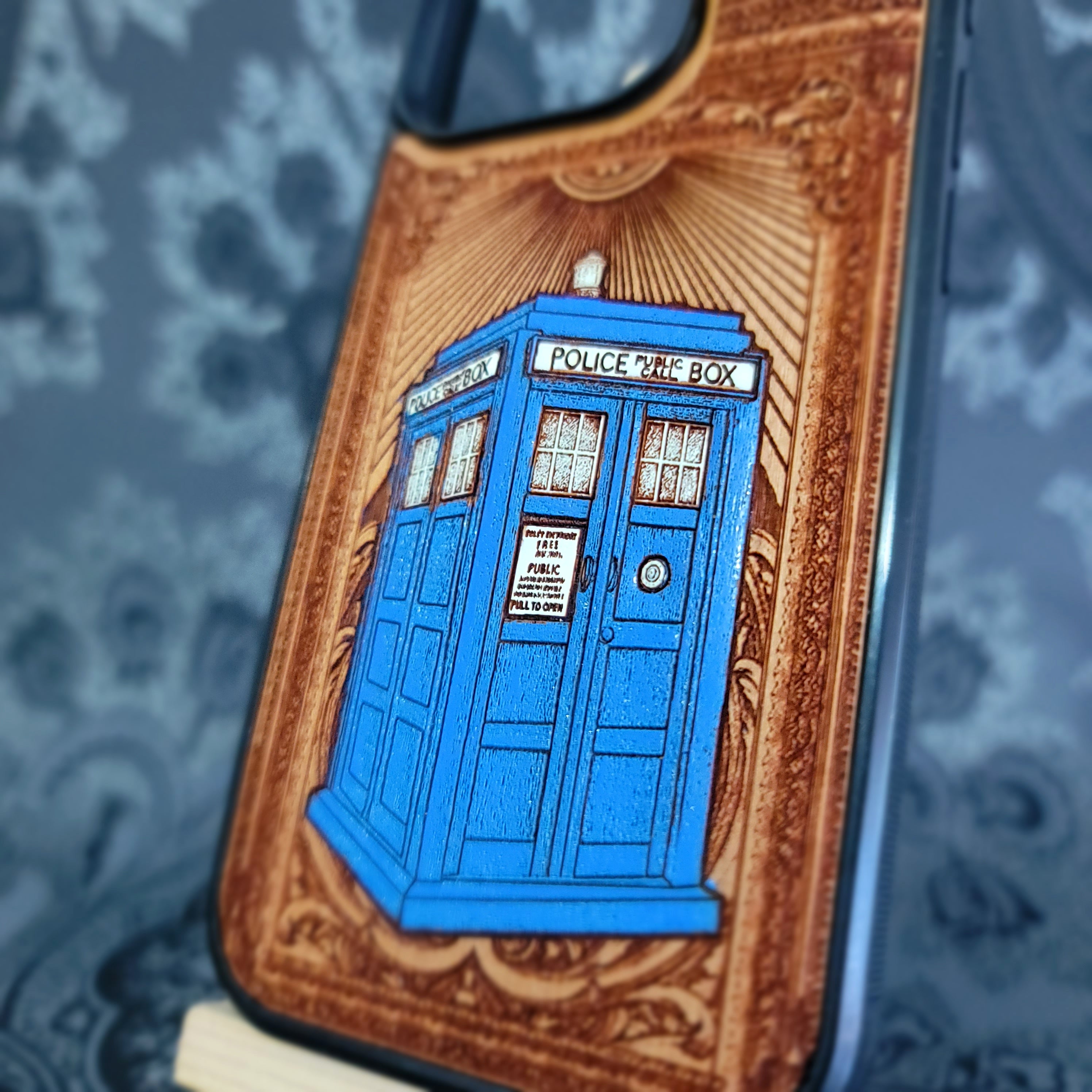 Doctor Who Holz Handyhülle bemalt