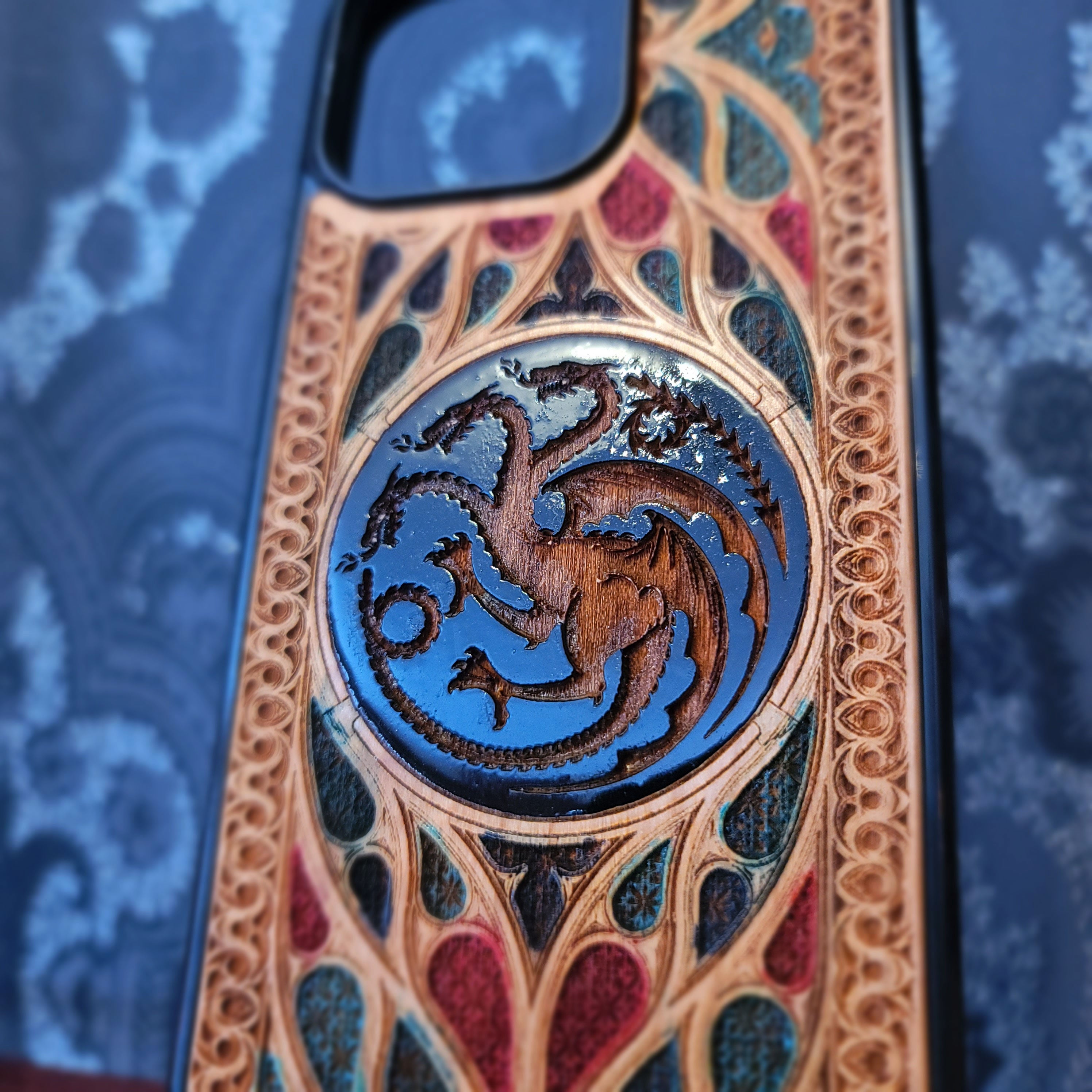 Funda de madera para teléfono GOT - Diseño gótico pintado a mano