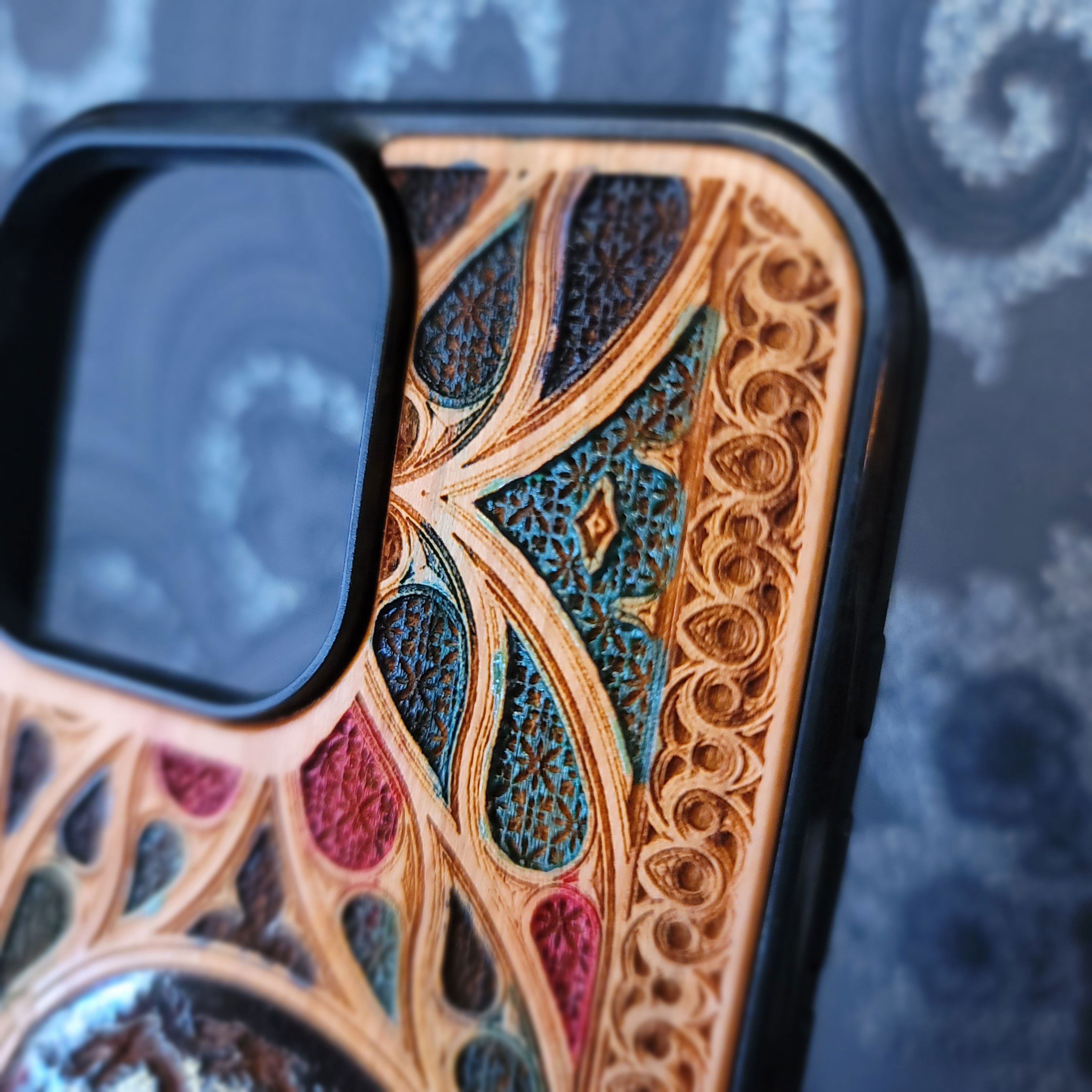 Funda de madera para teléfono GOT - Diseño gótico pintado a mano
