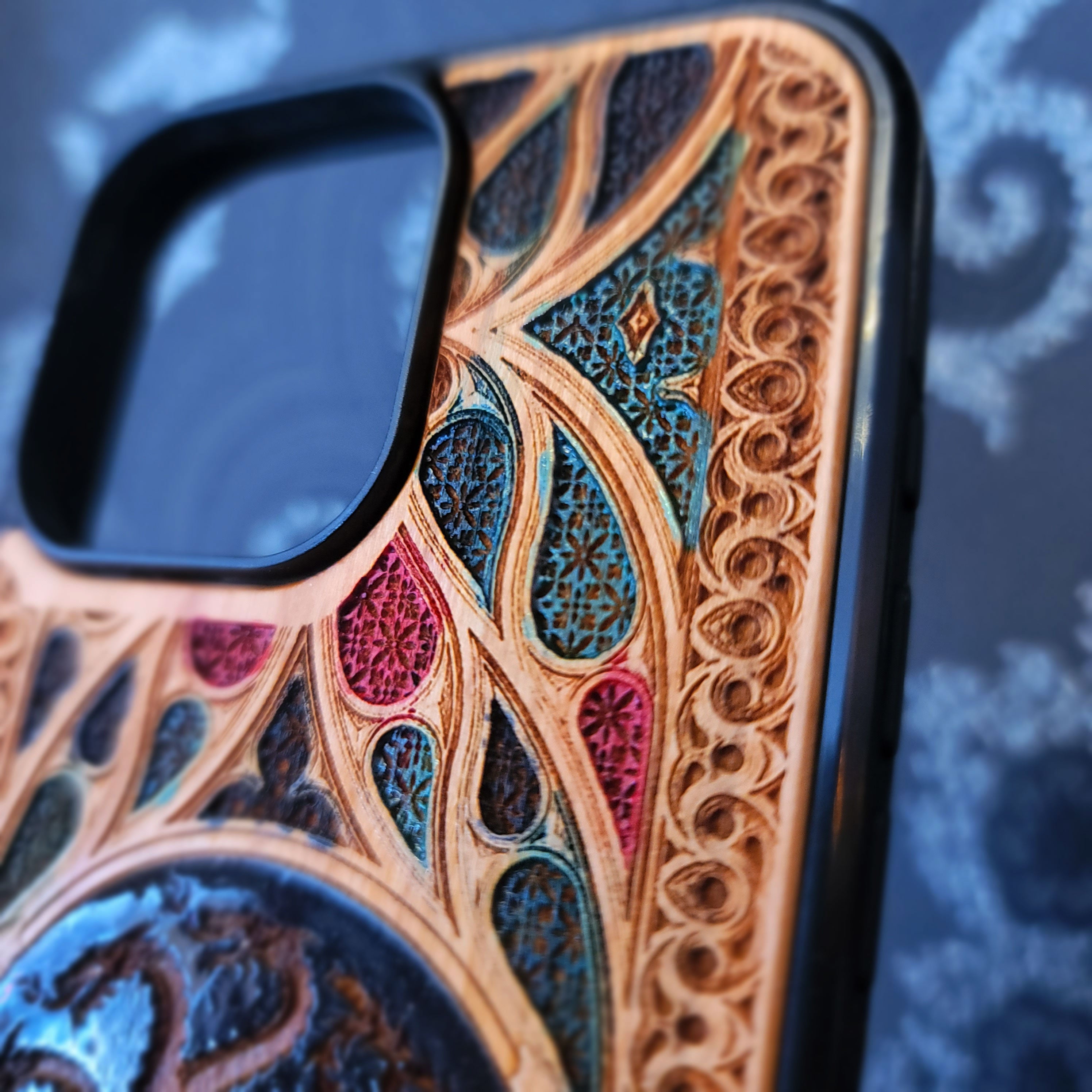 Funda de madera para teléfono GOT - Diseño gótico pintado a mano
