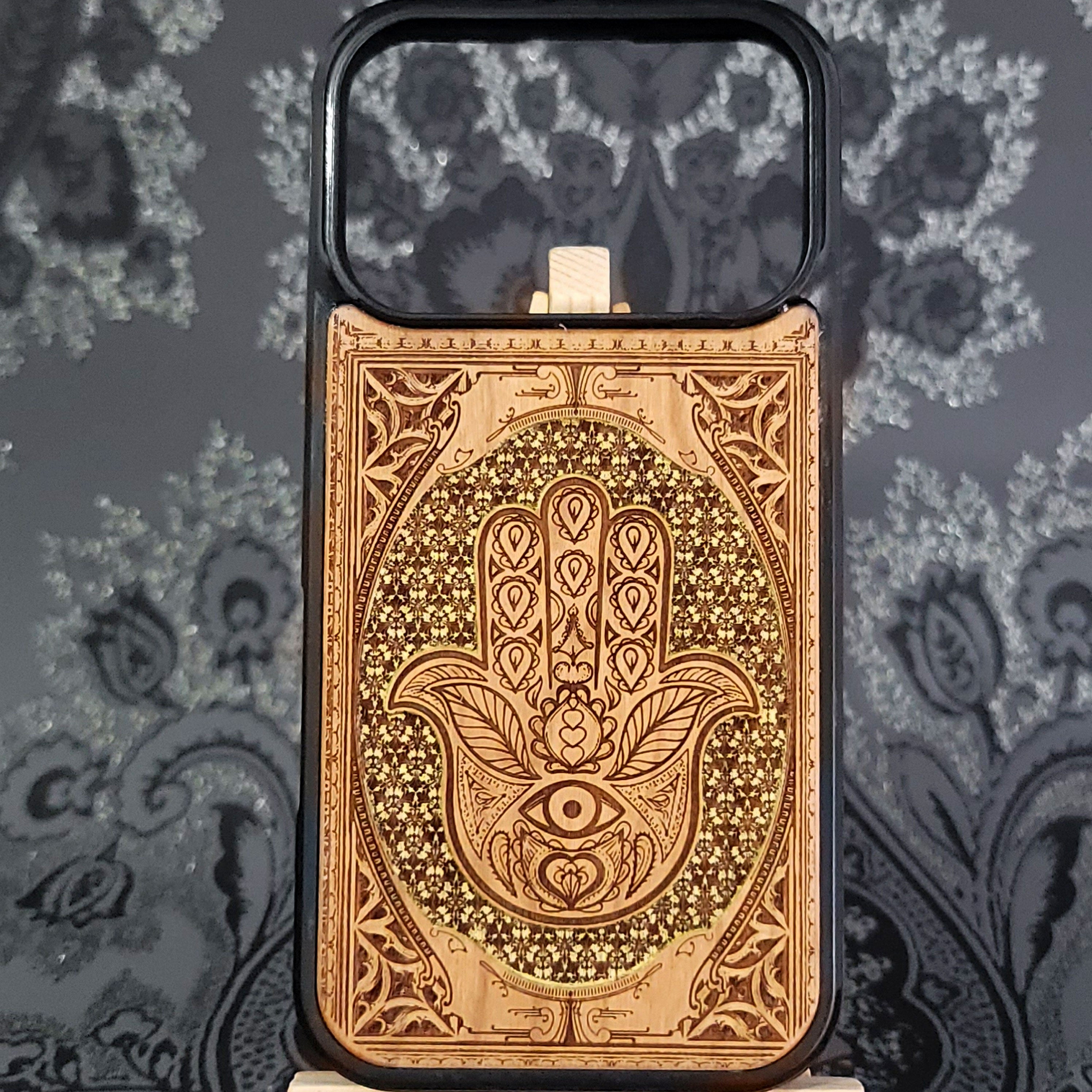 Hamsa Hand Goldenes Gothic Muster - Handyhülle aus Holz - Handbemalt