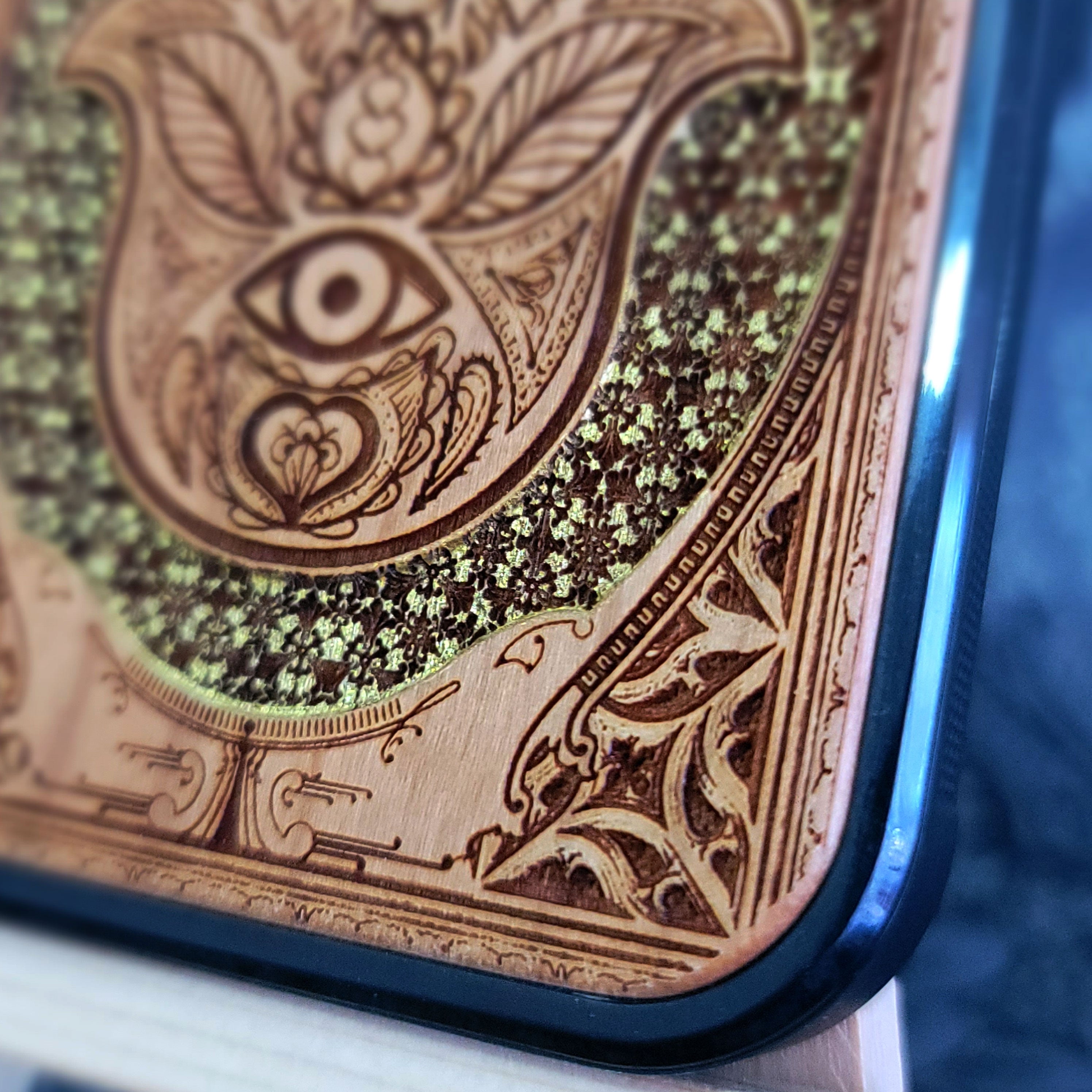 Hamsa Hand Goldenes Gothic Muster - Handyhülle aus Holz - Handbemalt