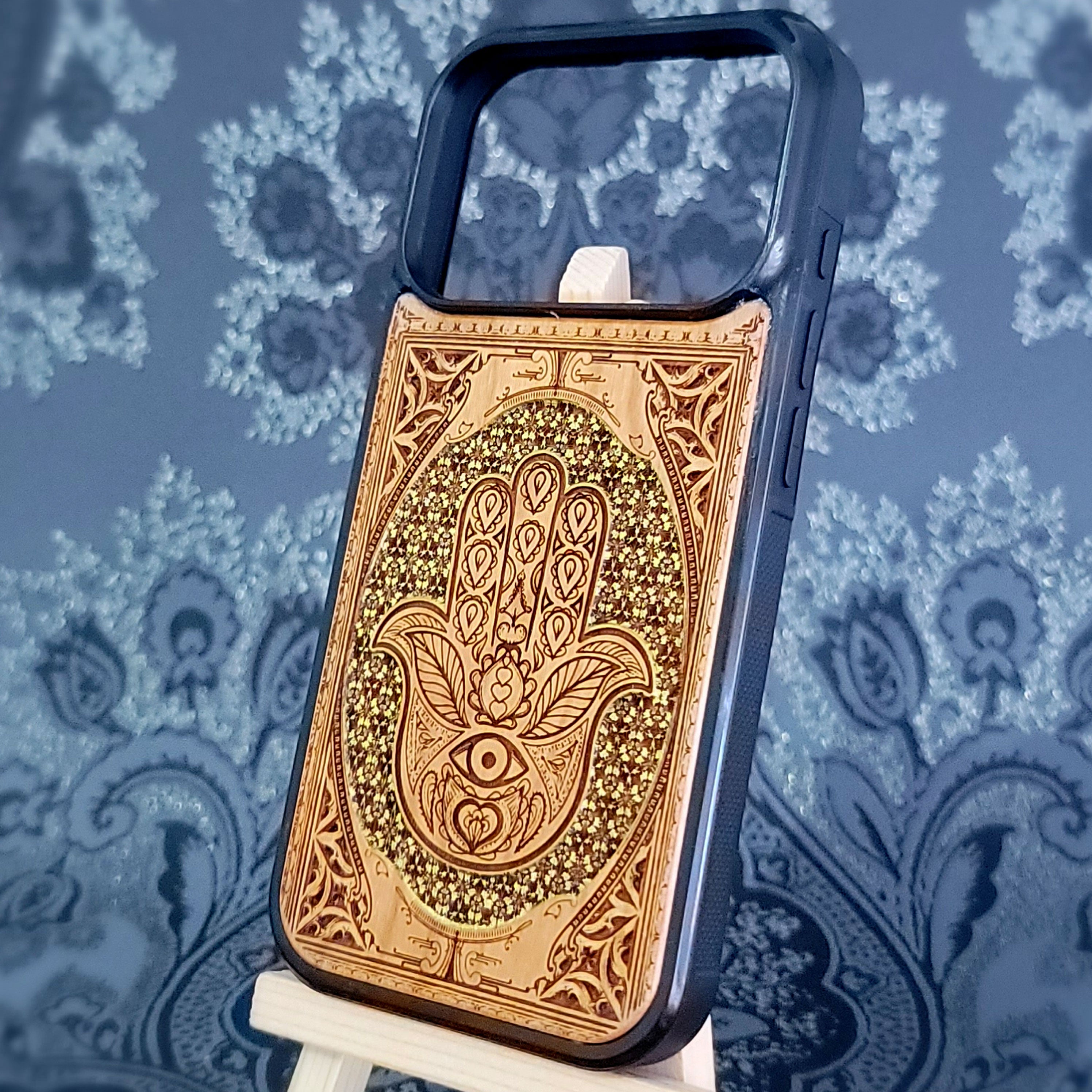 Hamsa Hand Goldenes Gothic Muster - Handyhülle aus Holz - Handbemalt