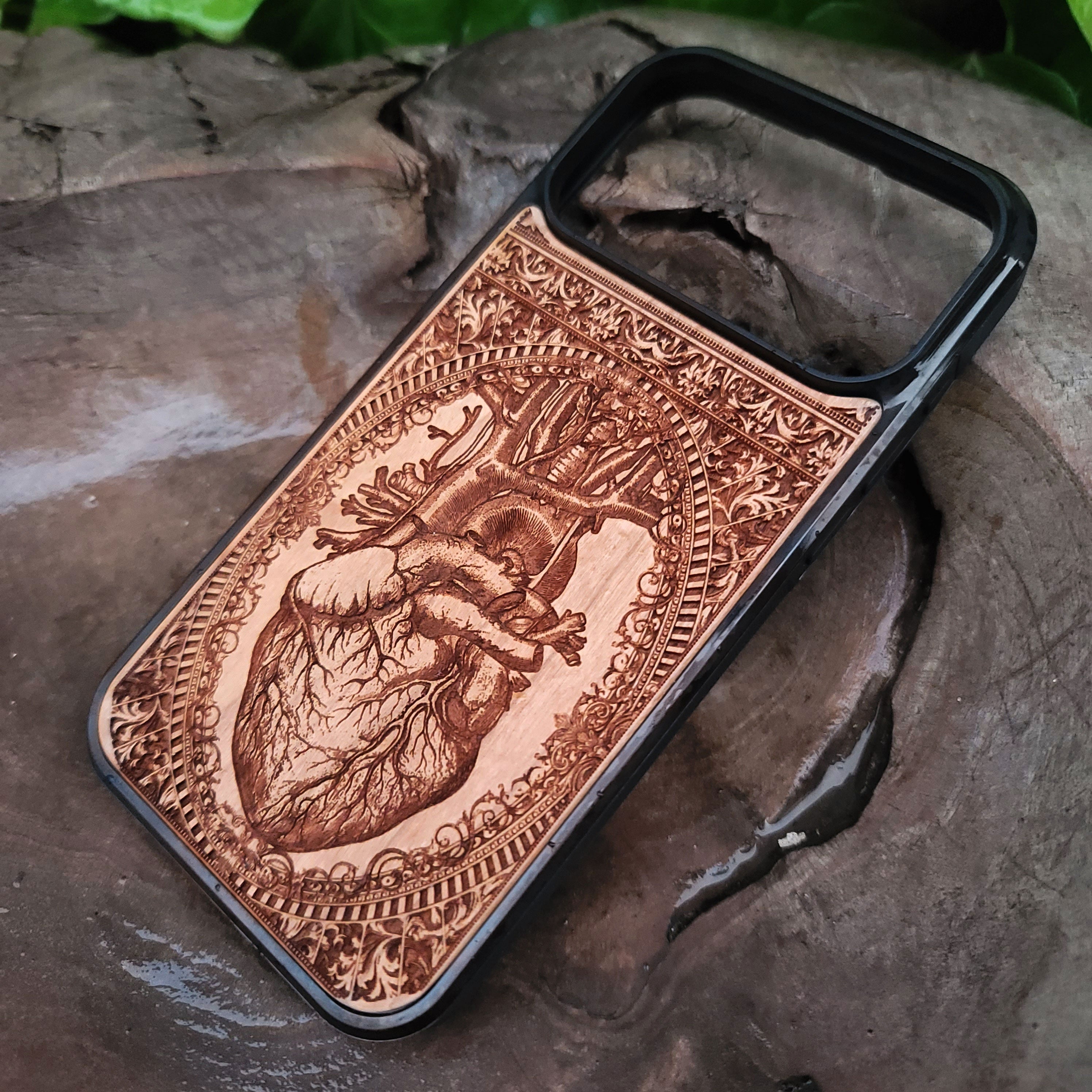 Menschliches Herz Holz-Handyhülle für iPhone 16, iPhone 15, Samsung Galaxy  S25, S24, Note 20 – Anatomisches Design – Engraversdungeon