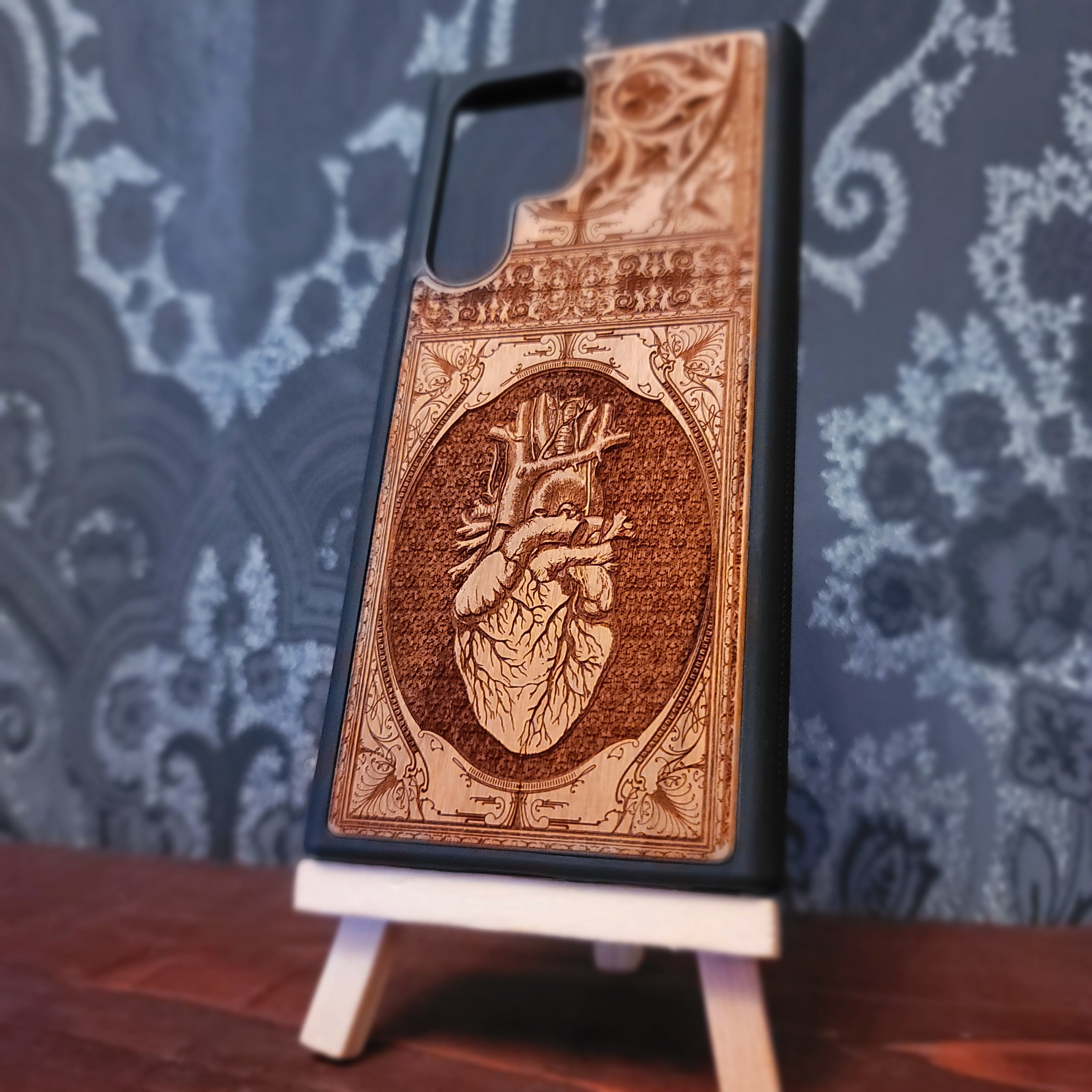 Menschliches Herz - Handyhülle aus Holz - Gothic Muster
