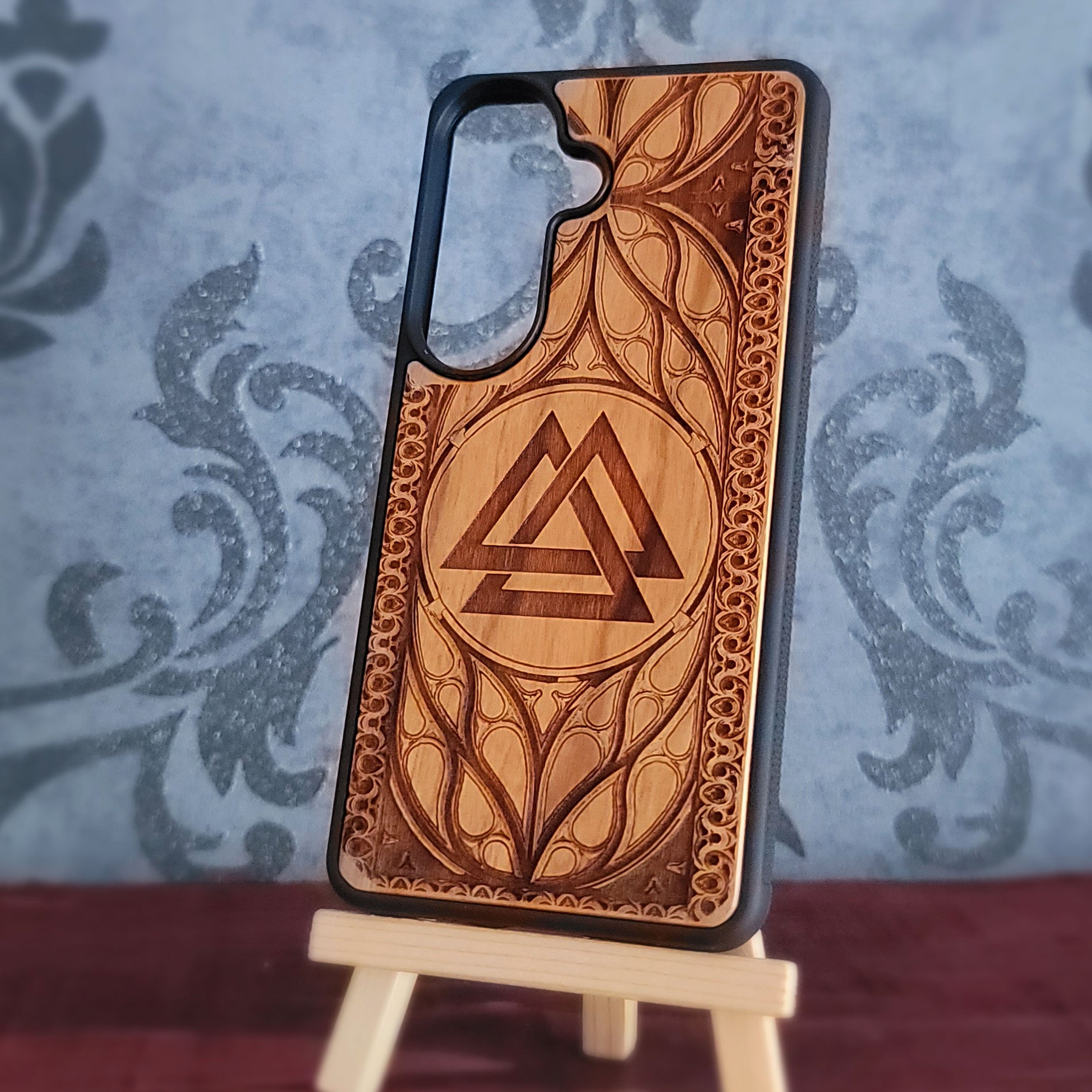 iPhone & Samsung Galaxy Holz-Handyhülle - Artwork "Viking Valknut Symbol"