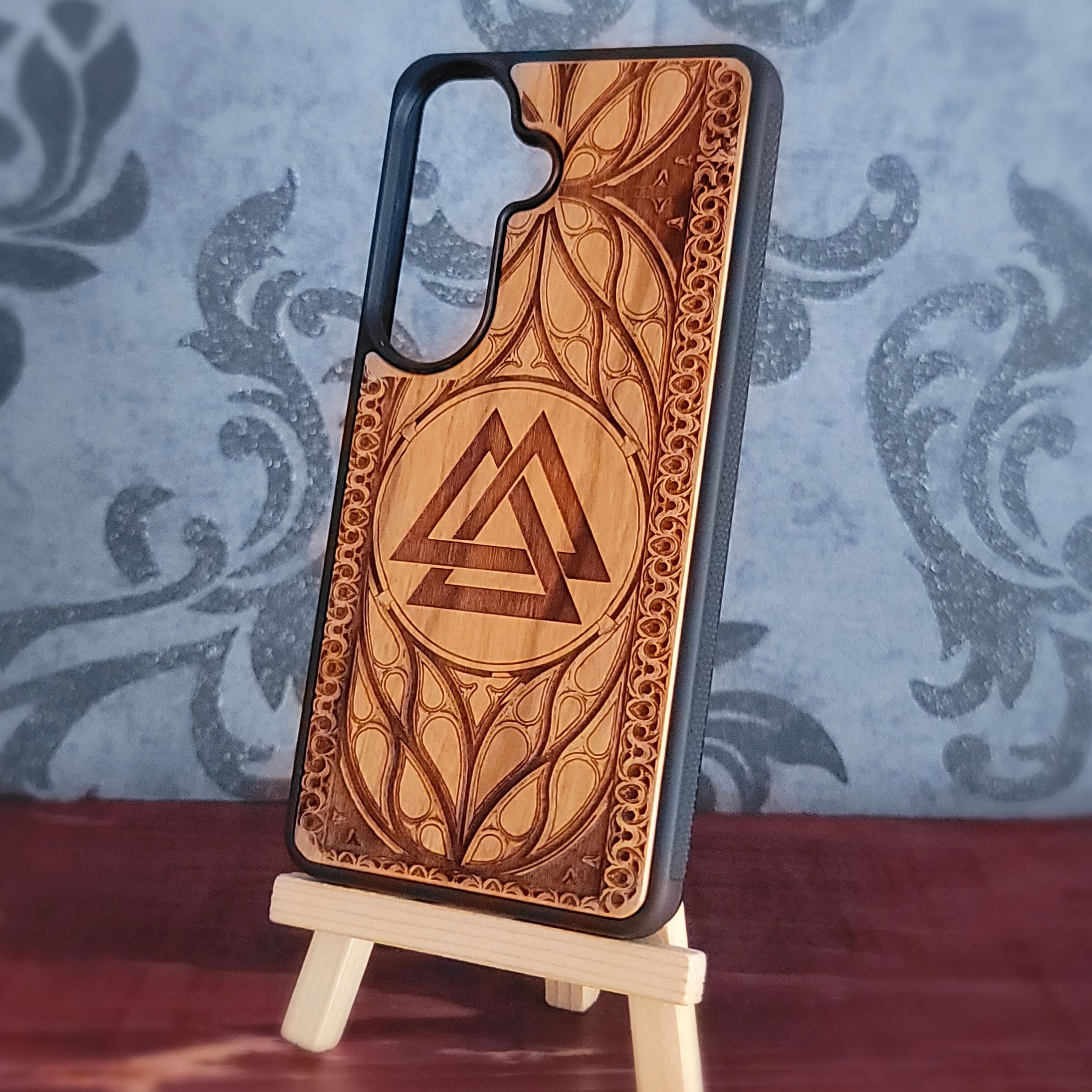 iPhone & Samsung Galaxy Holz-Handyhülle - Artwork "Viking Valknut Symbol"