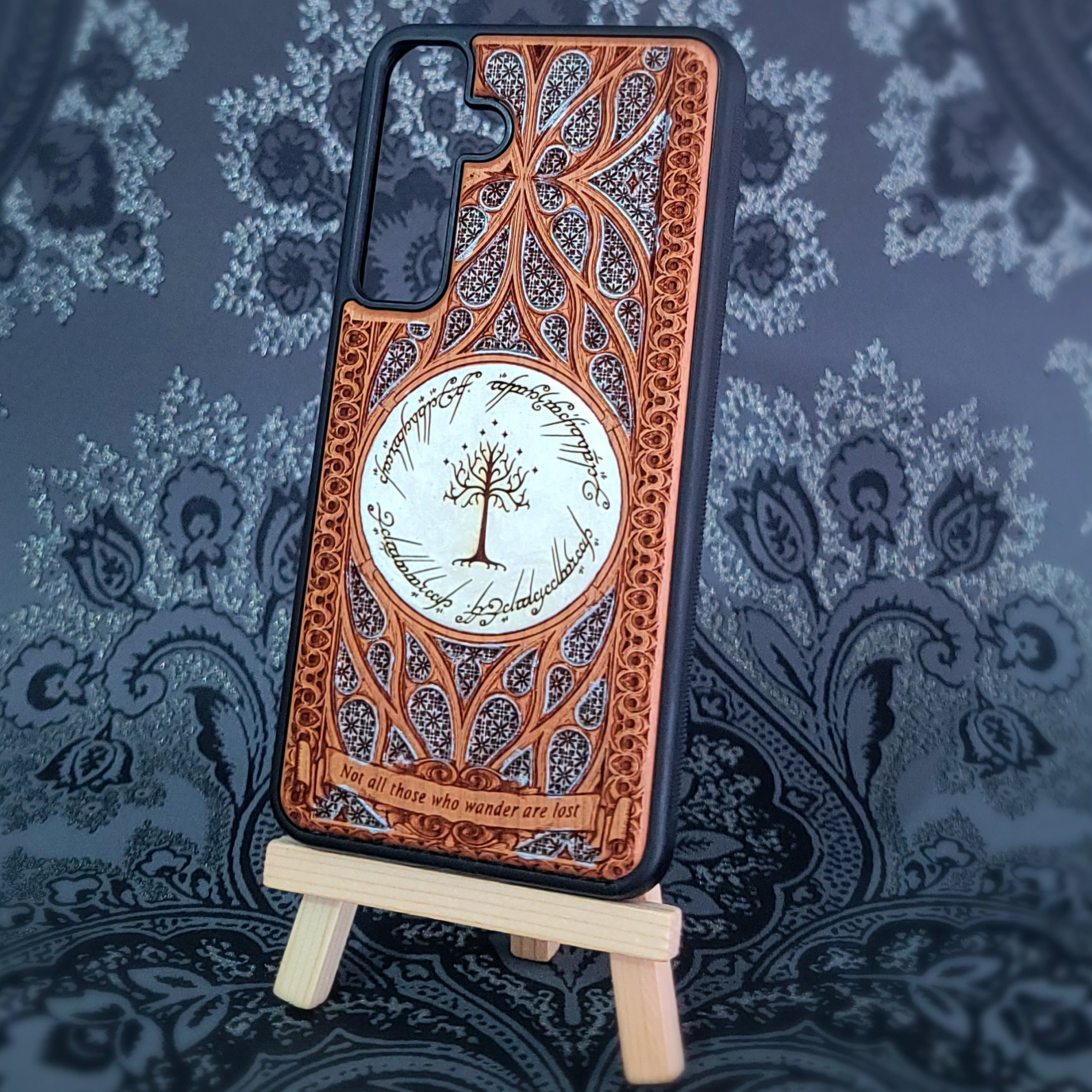Funda de madera para teléfono con diseño gótico pintado en plata