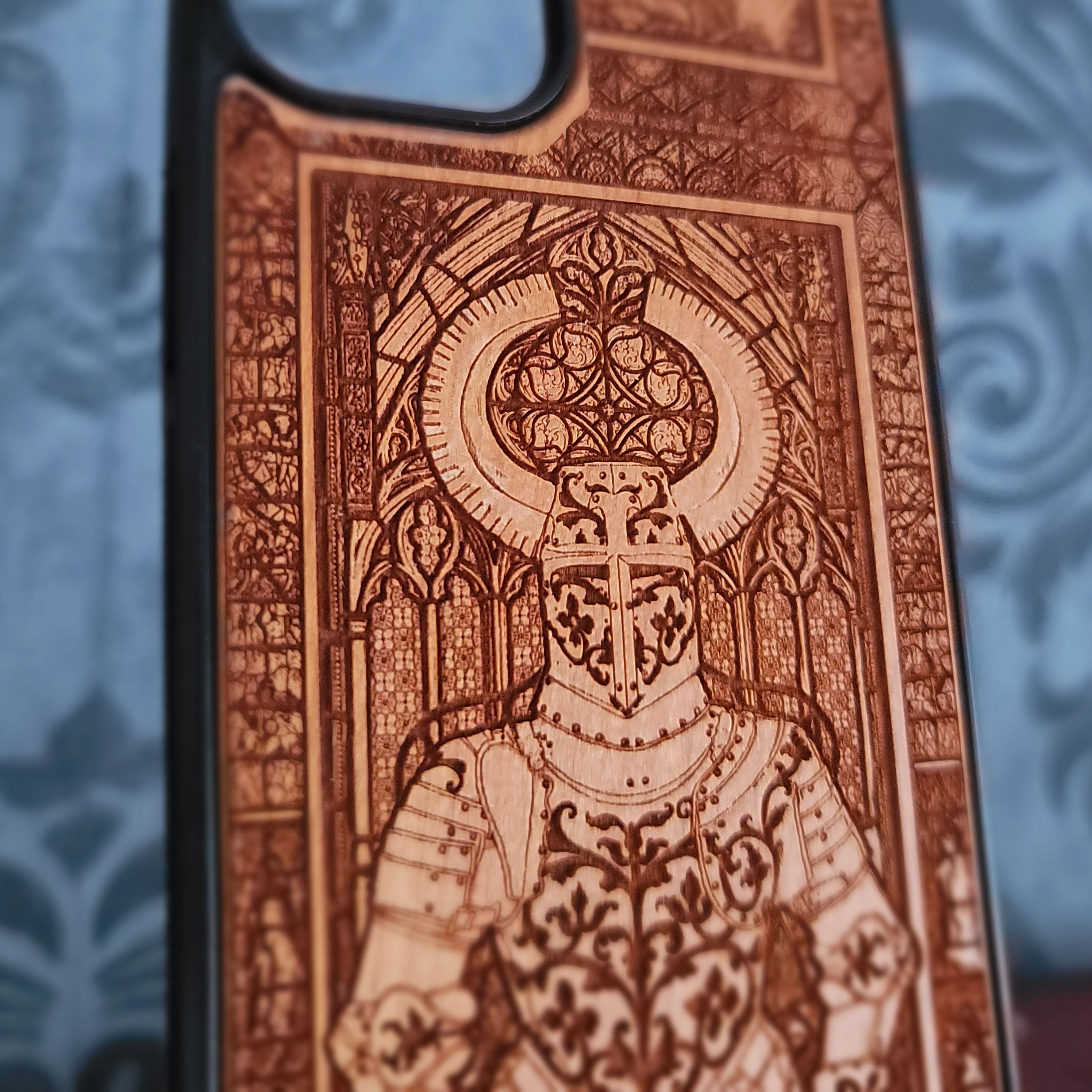 Mittelalterlicher Ritter "Honor" - Handyhülle aus Holz - Gothic-Muster