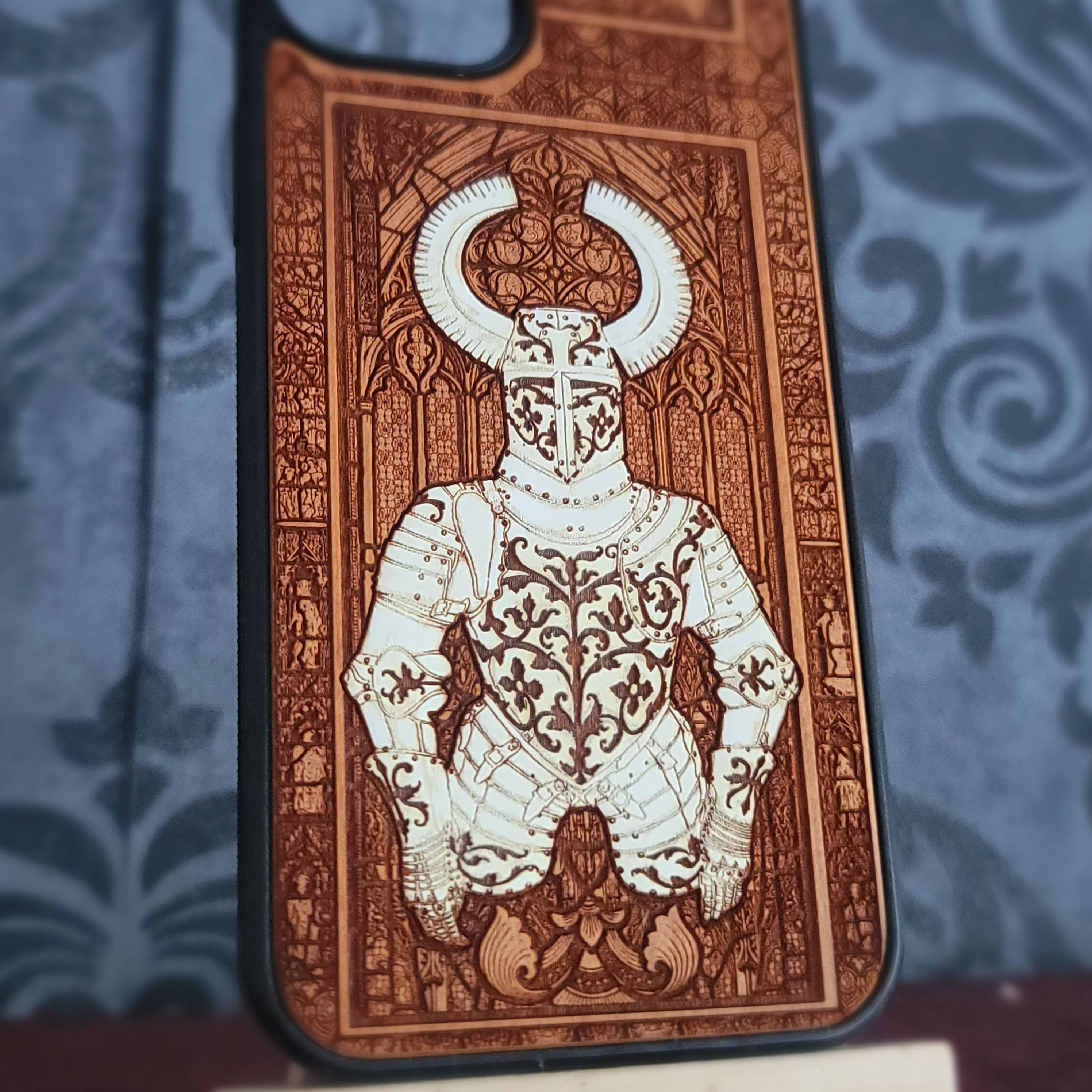 Mittelalterlicher Ritter "Honor" - Handyhülle aus Holz - Silber lackiert