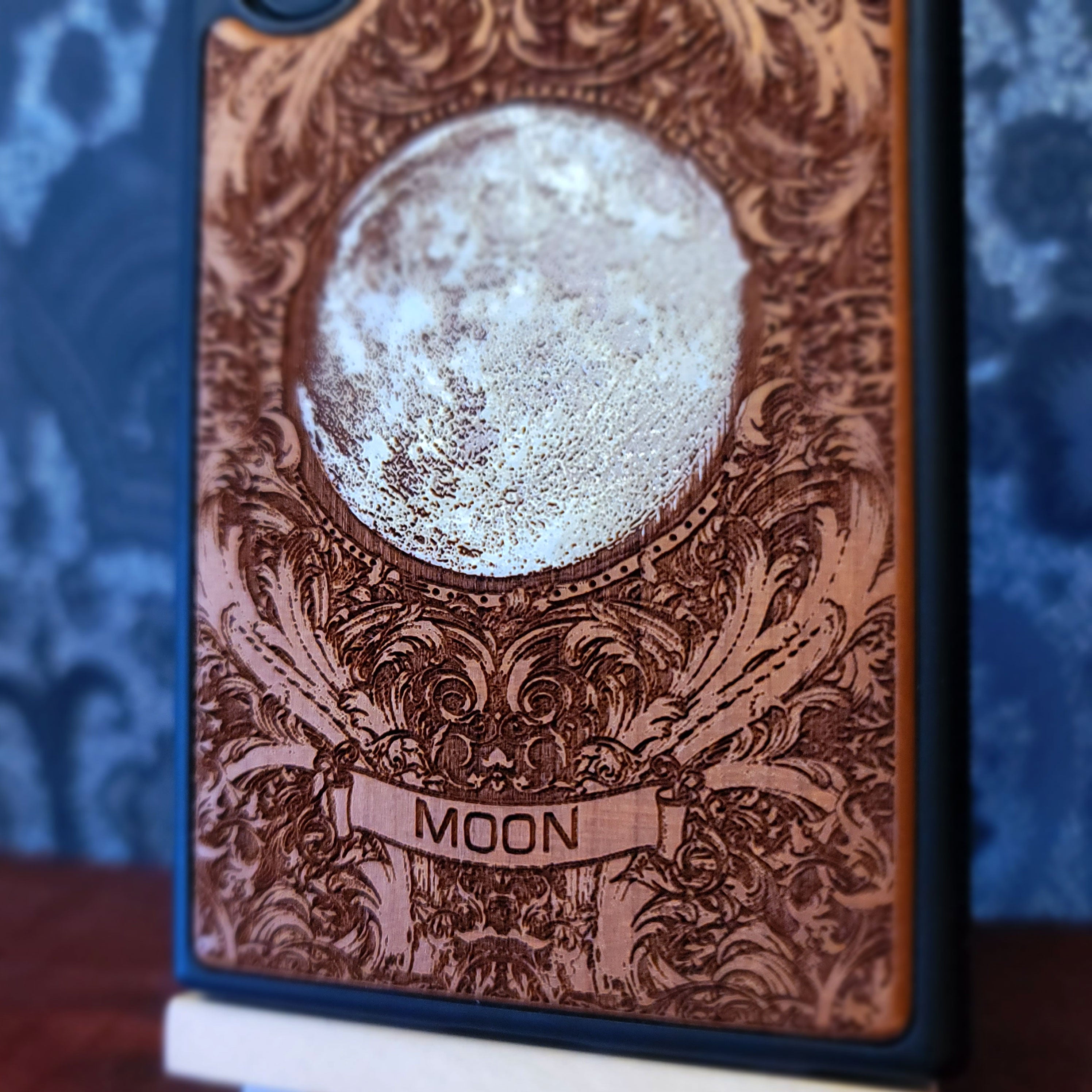 Mond - Handyhülle aus Holz - Handbemalt