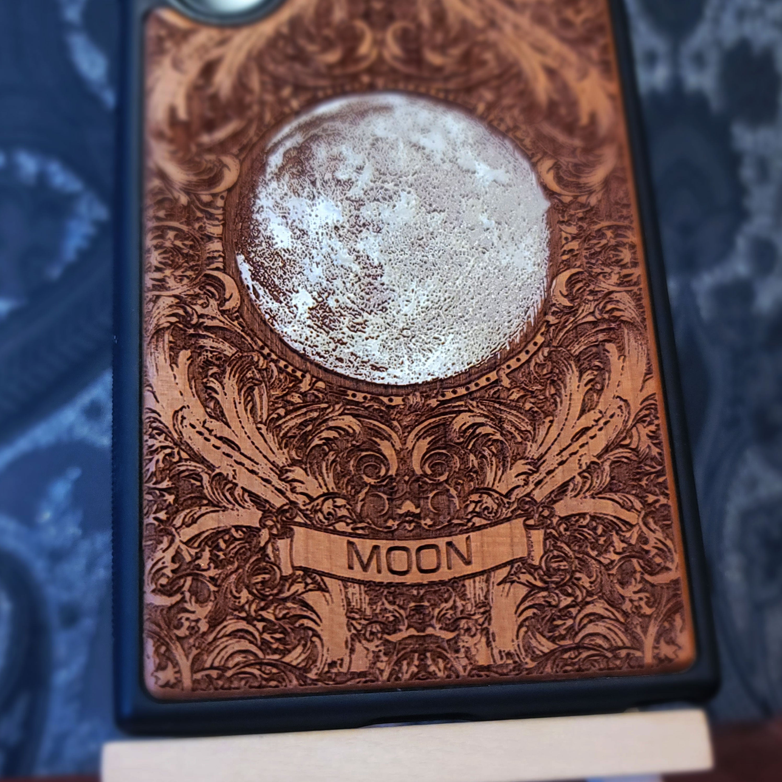 Mond - Handyhülle aus Holz - Handbemalt