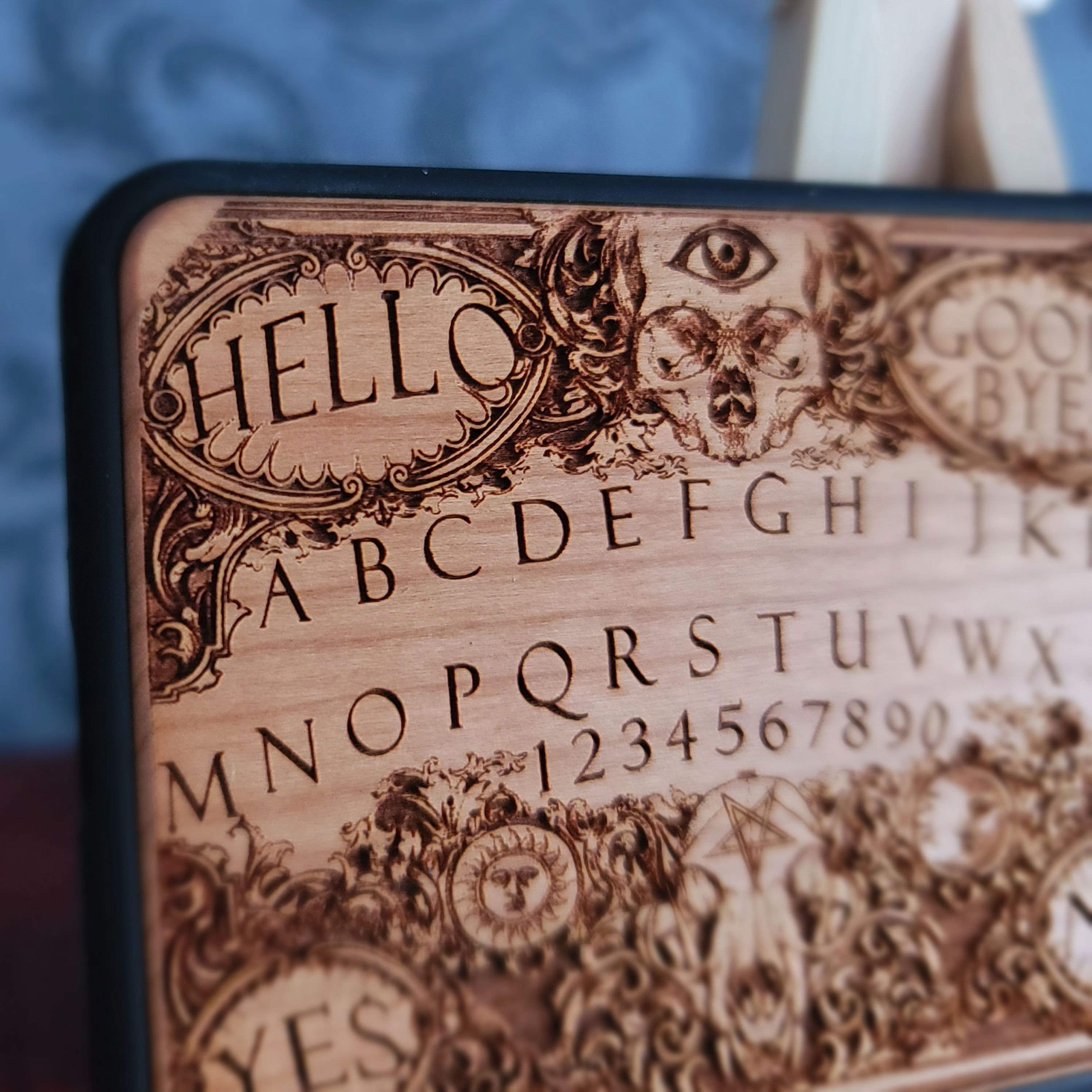 Ouija-Brett - Handyhülle aus Holz