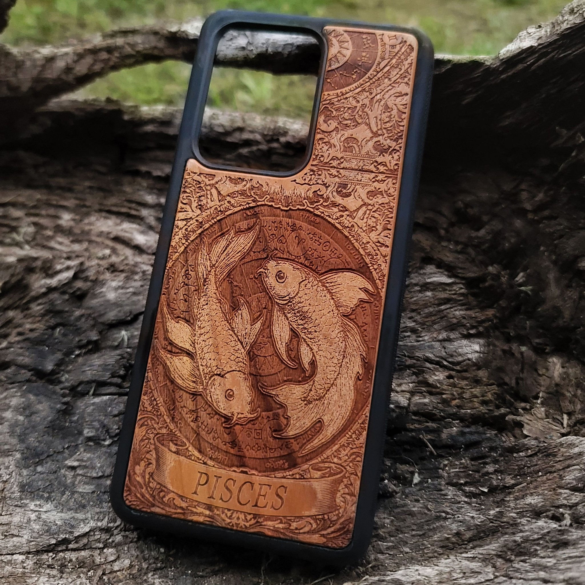 Wooden Pisces horoscope phone cover with engraved constellation