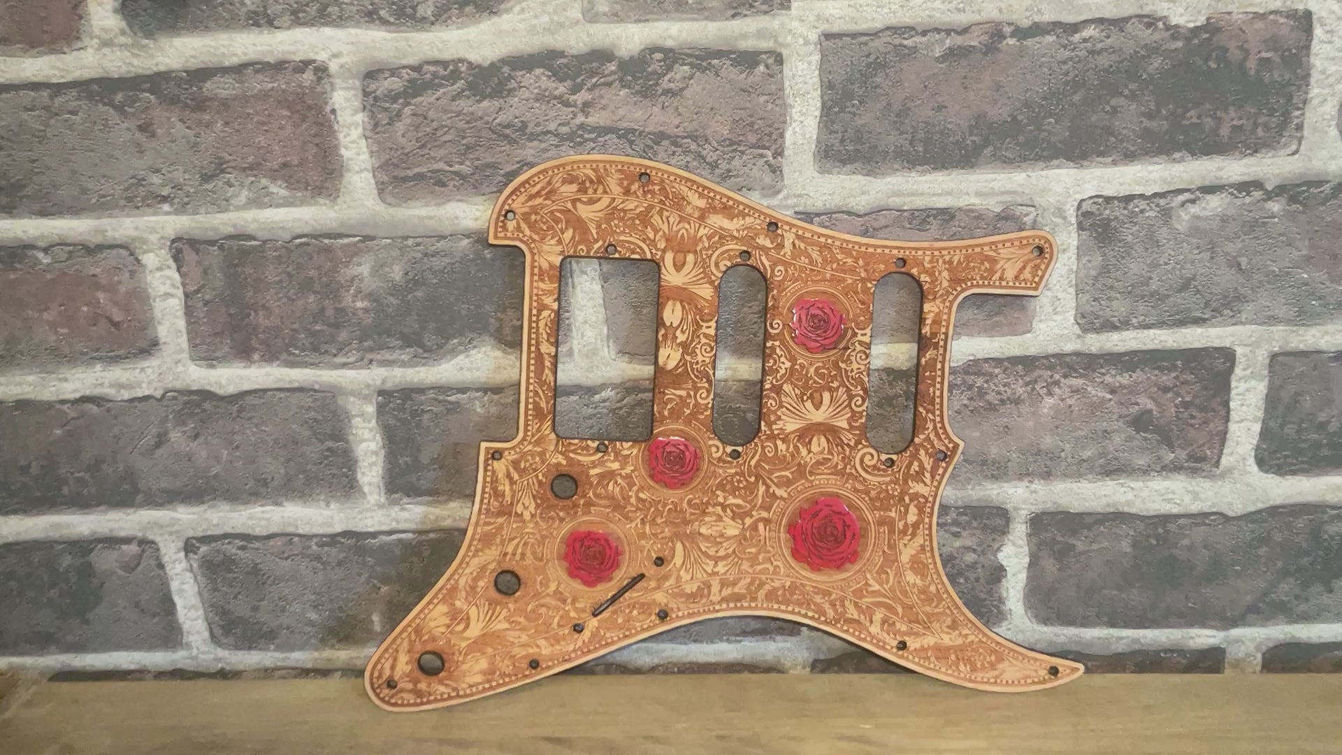 Golpeador de madera Stratocaster HSS y SSS - Rosas pintadas a mano