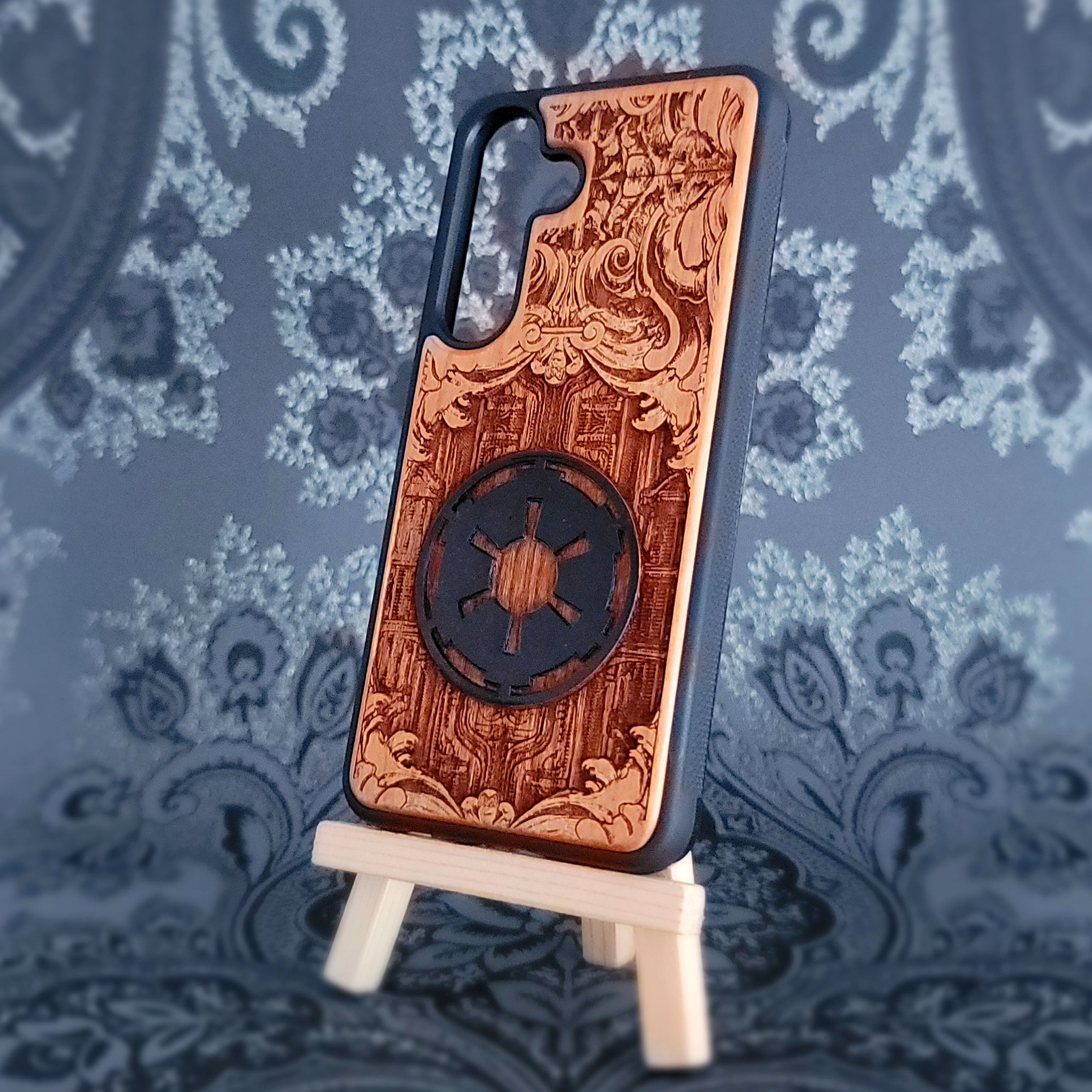 Galactic Empire Logo Holz Handytasche bemalt