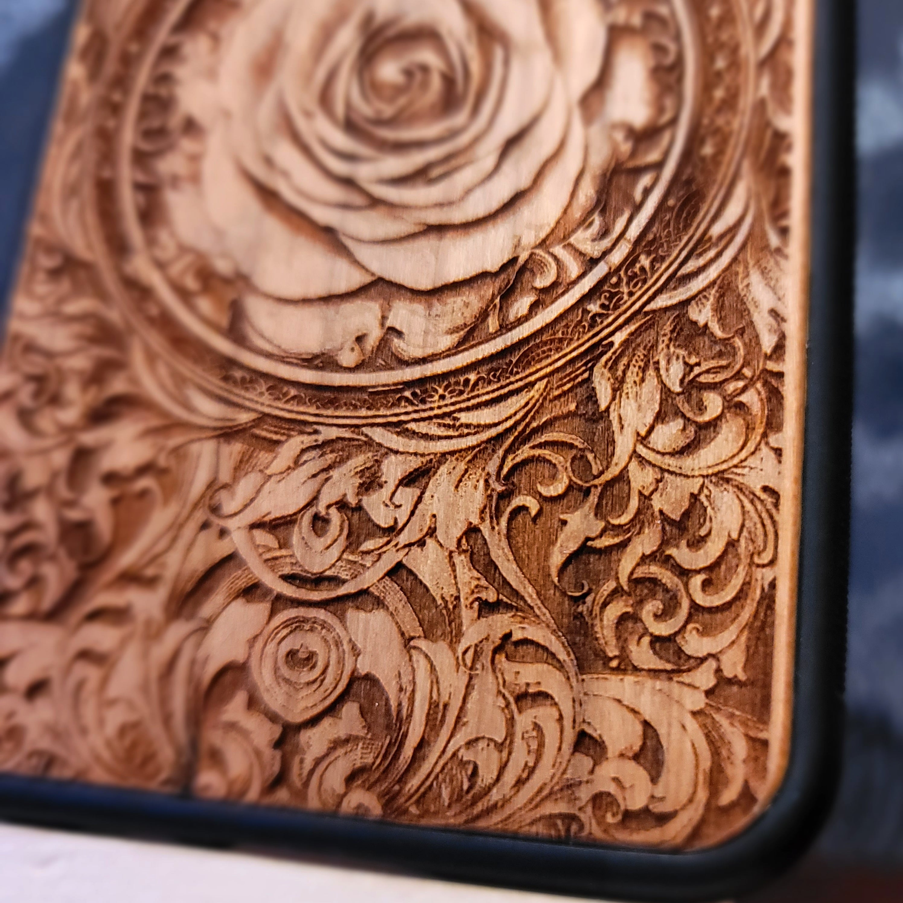 Die Rose - Handyhülle aus Holz
