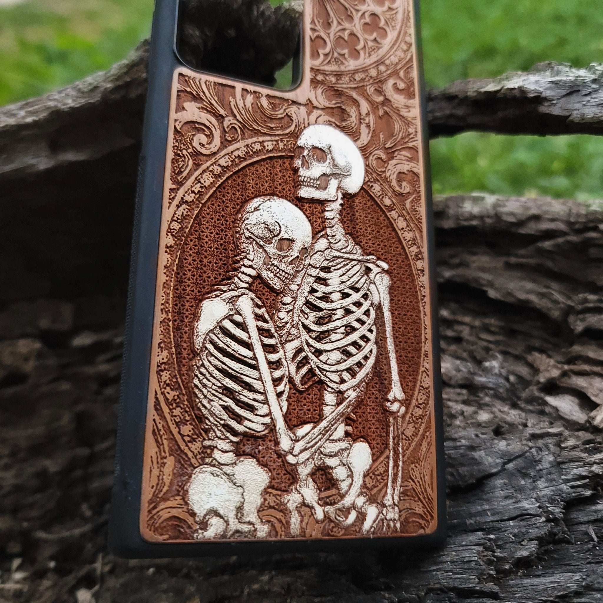 Engraved gothic skeleton lovers wood phone case Galaxy S24