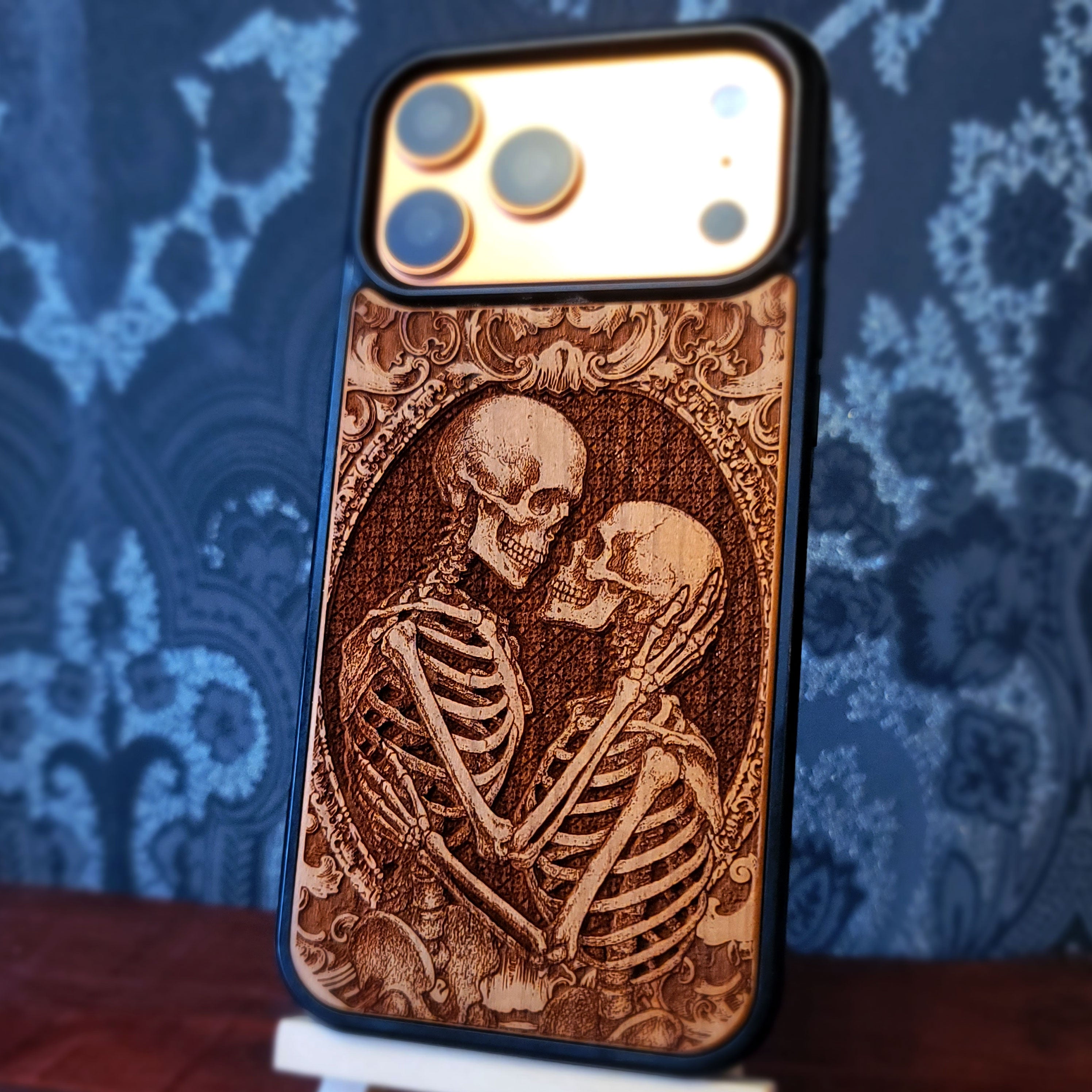 Color Skeleton Couple Kiss Wood Case | iPhone 16 & Galaxy S25 Engraversdungeon Color Skeleton Couple Kiss Wood Case | iPhone 16 & Galaxy S25 Engraversdungeon