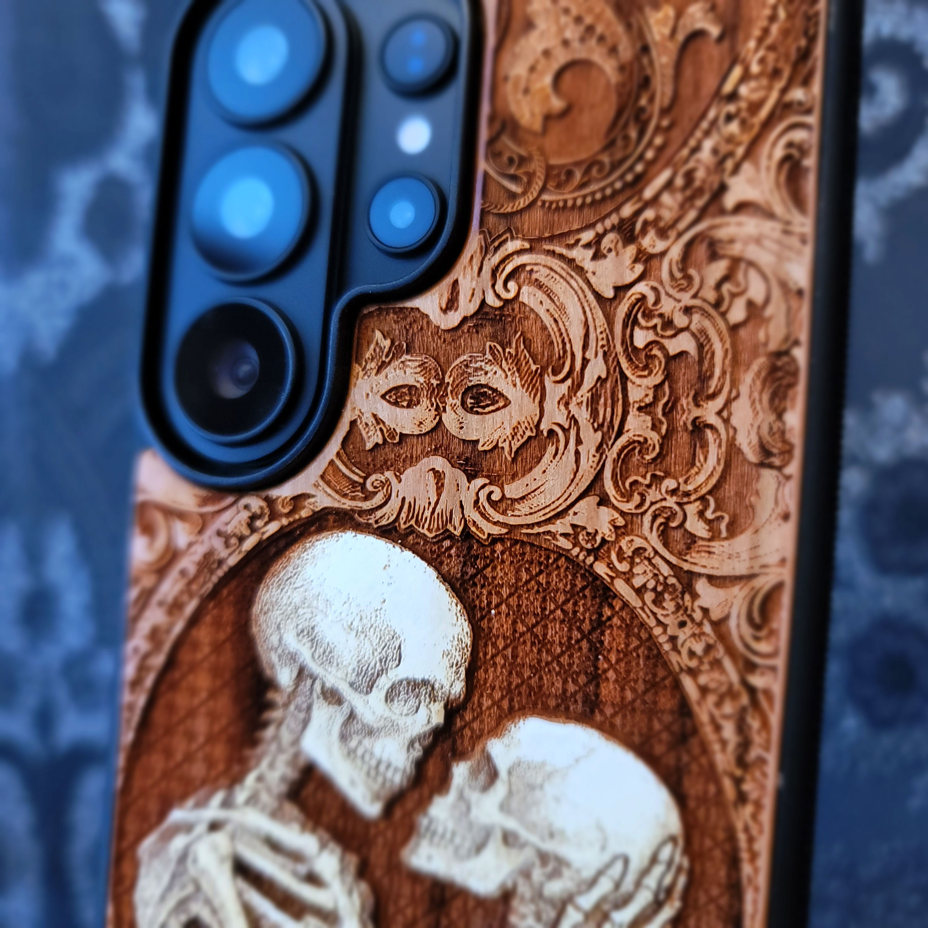 Skeleton Couple Kiss Wood Phone Case