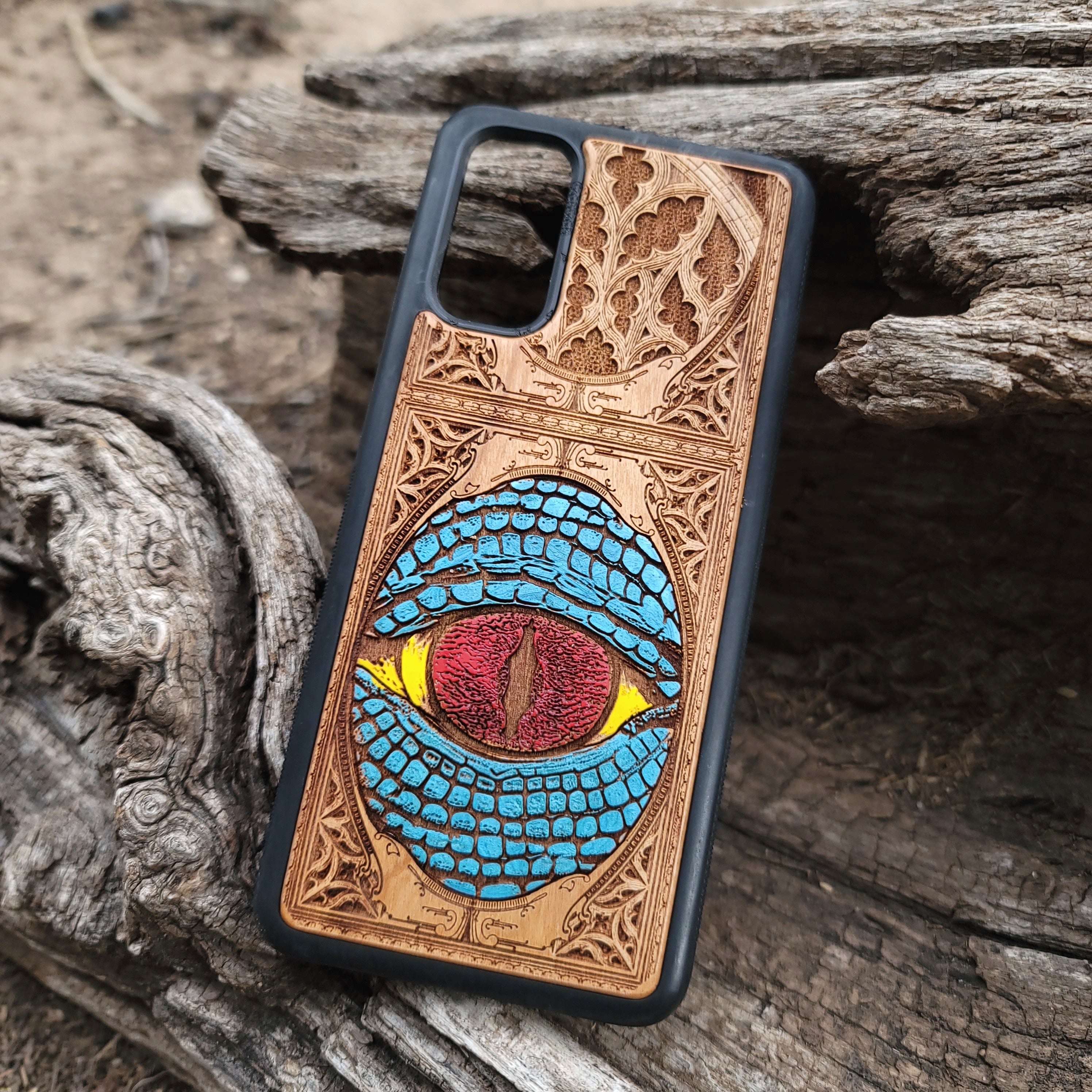 Snake eye gothic artwork engraved on a wooden phone case, compatible with iPhone and Samsung Galaxy S.