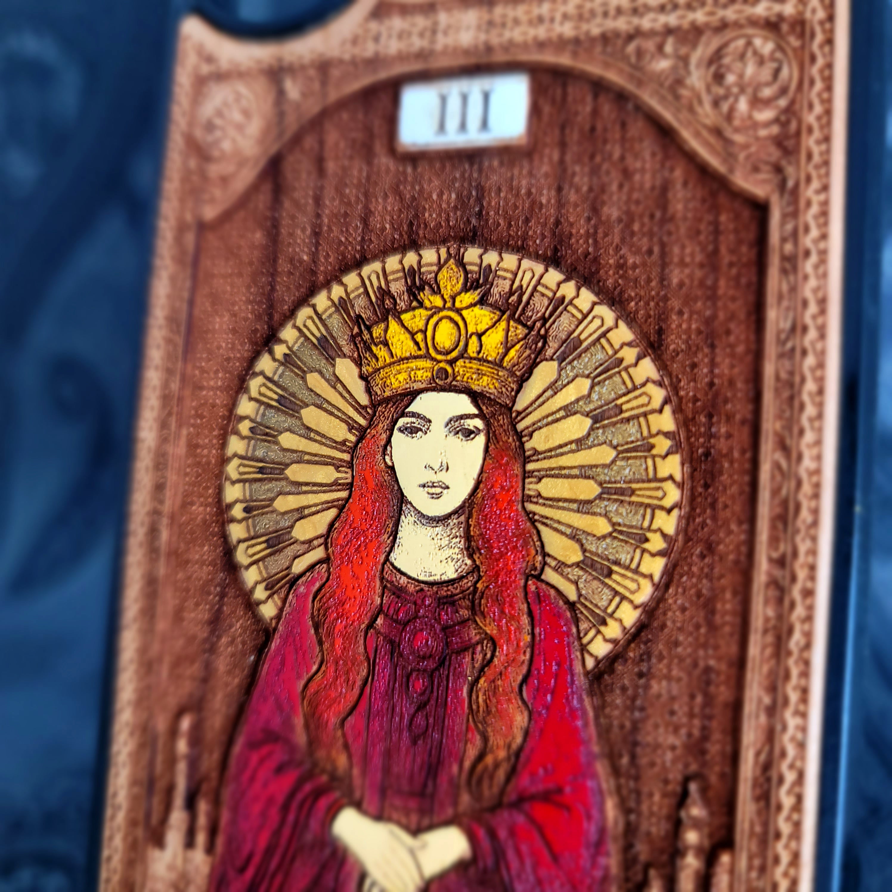 Die Kaiserin Tarot Karte Holz Handytasche bemalt