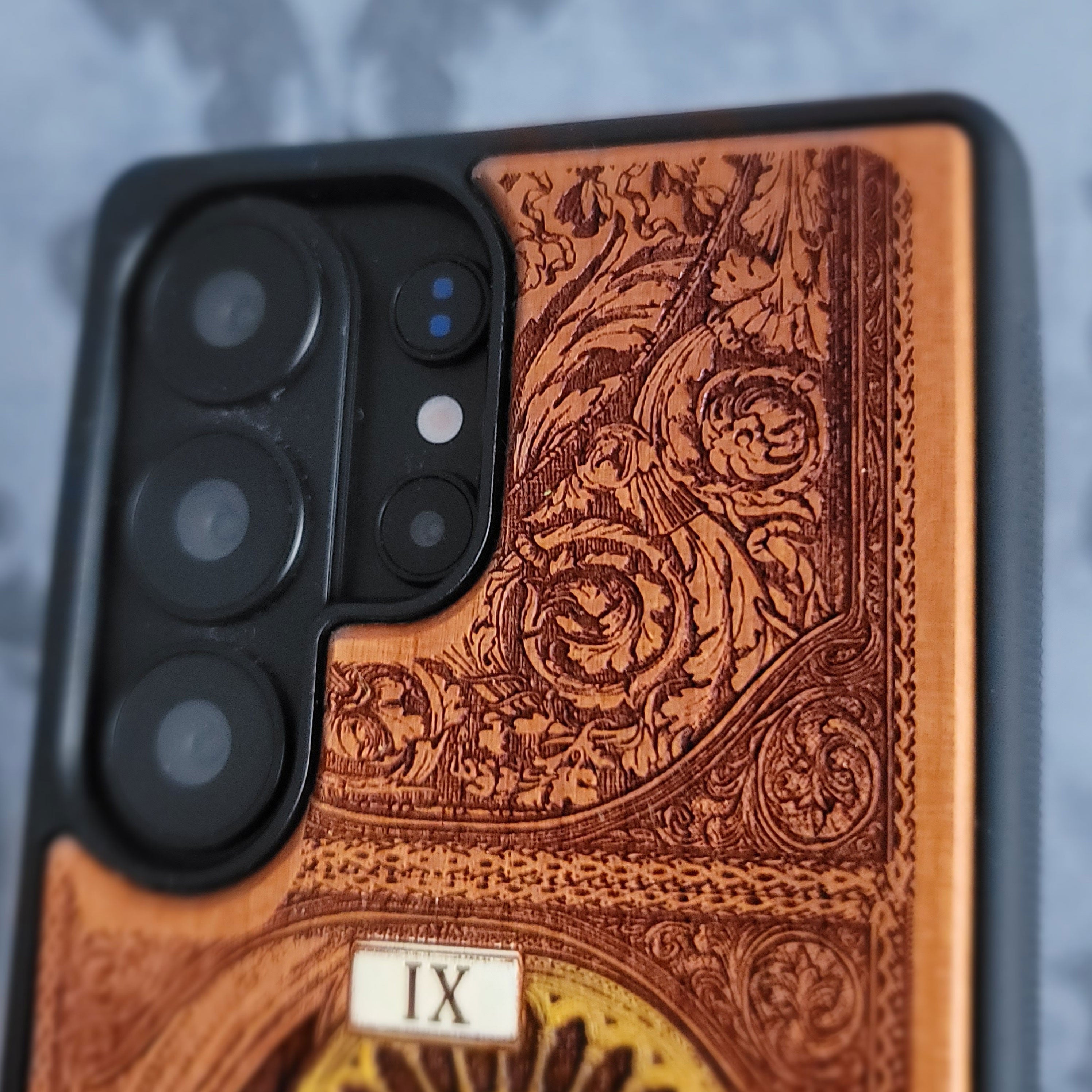 Funda de madera para teléfono con la carta del Tarot El Ermitaño pintada