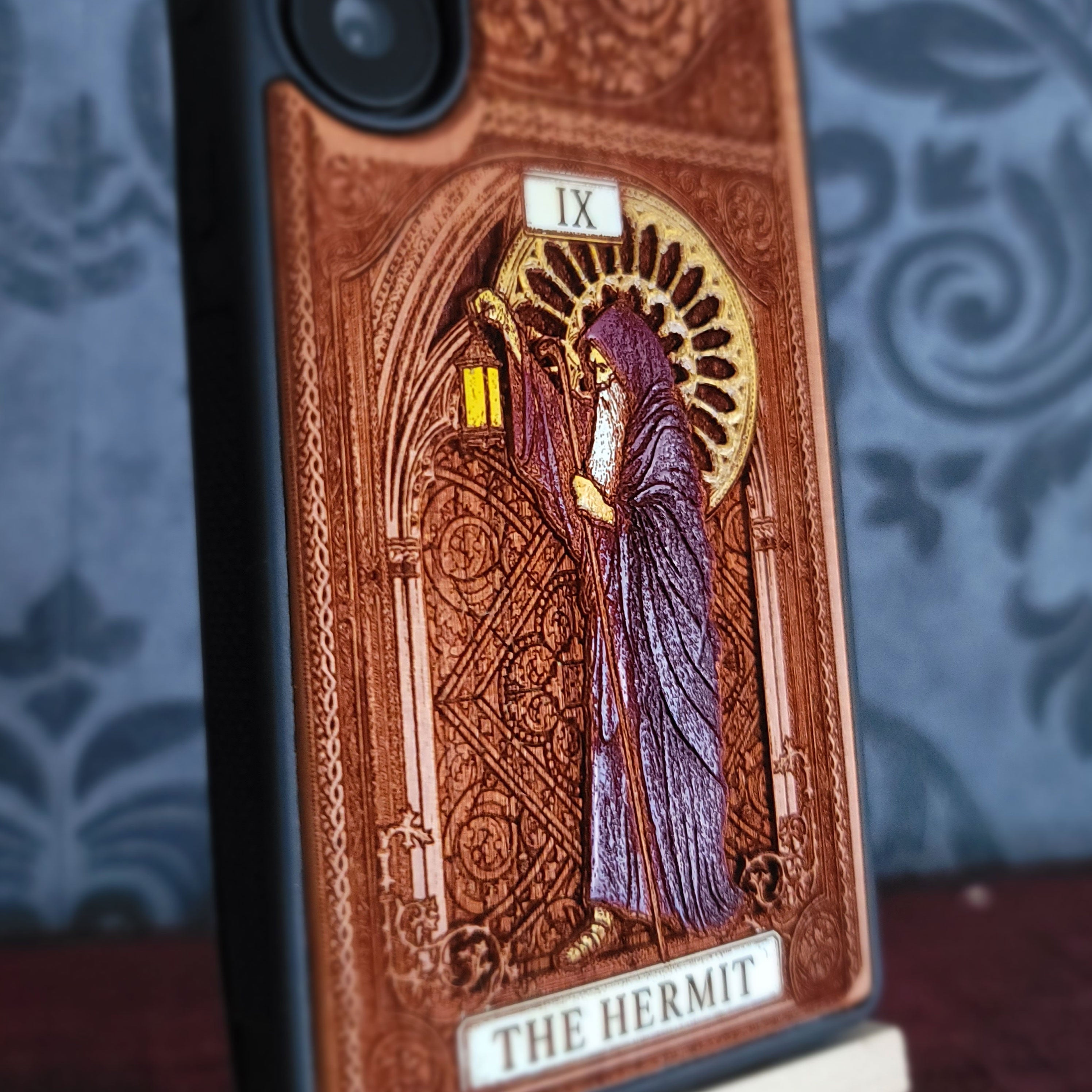 Funda de madera para teléfono con la carta del Tarot El Ermitaño pintada