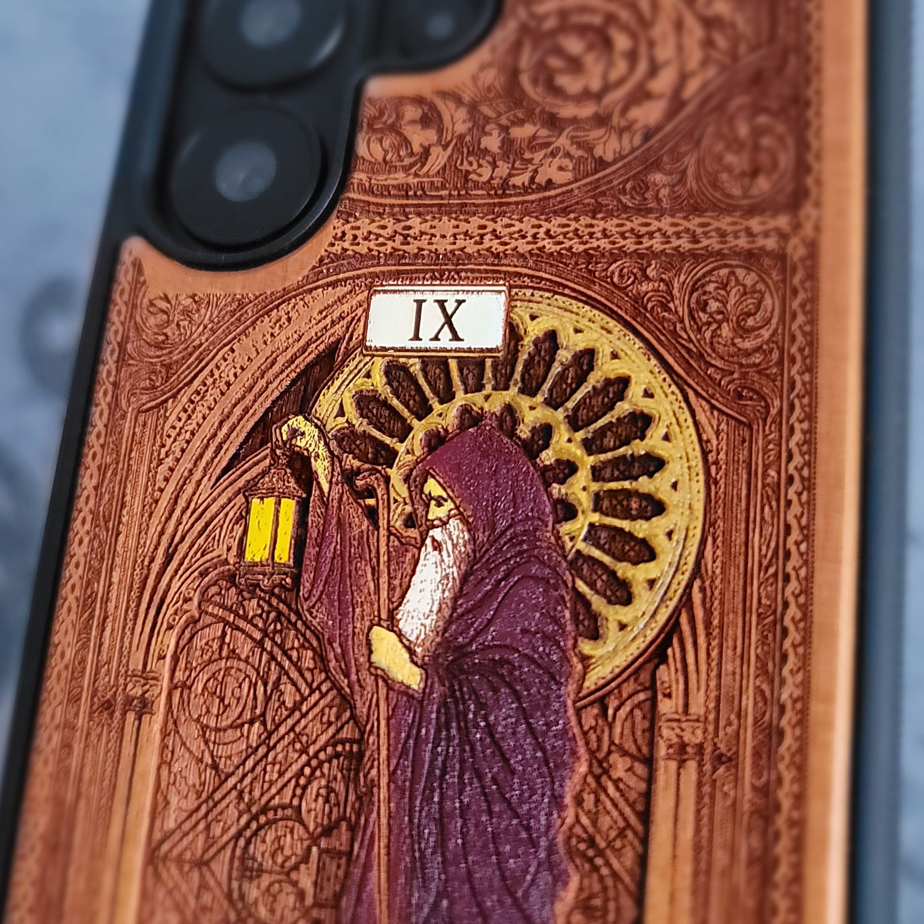 Funda de madera para teléfono con la carta del Tarot El Ermitaño pintada