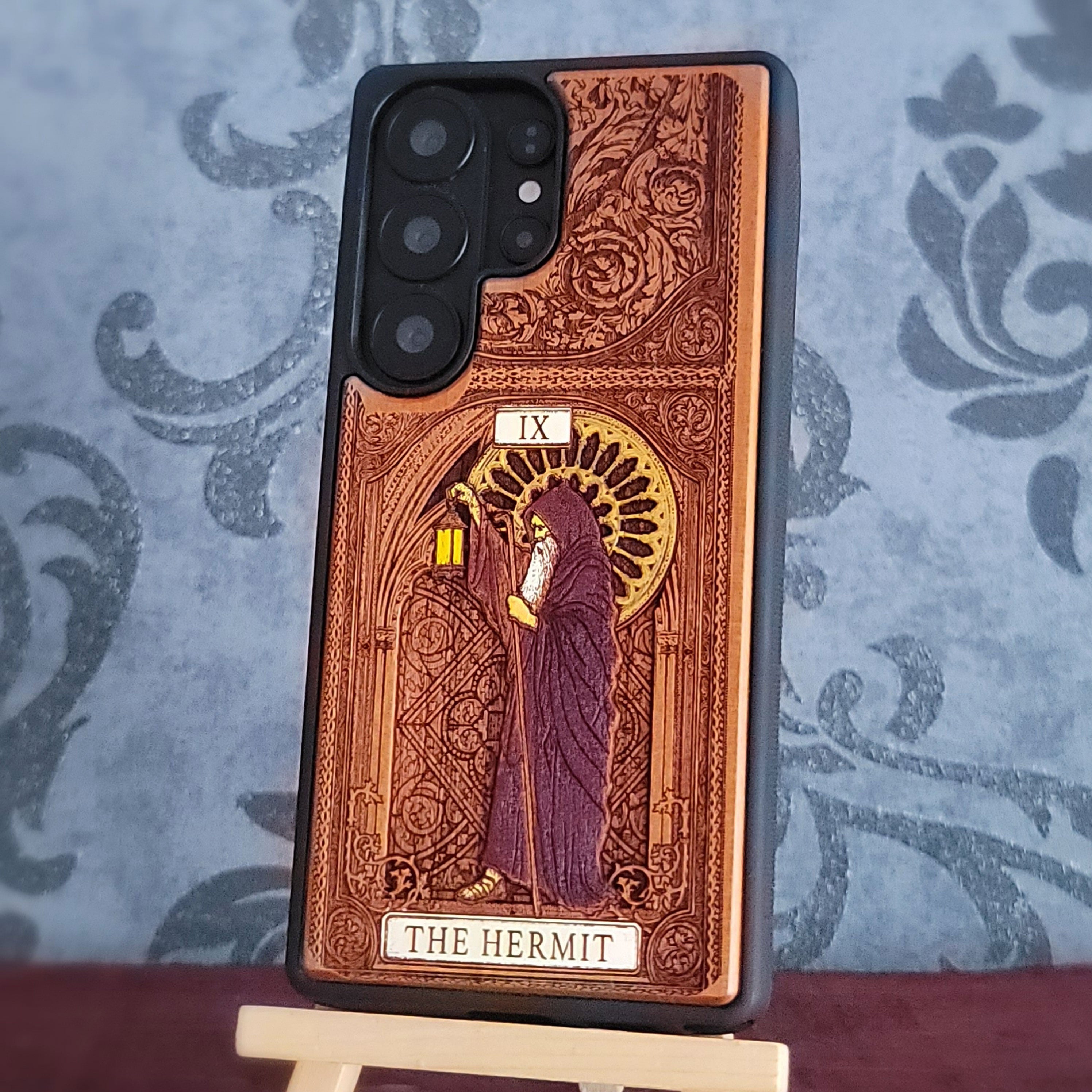 Funda de madera para teléfono con la carta del Tarot El Ermitaño pintada