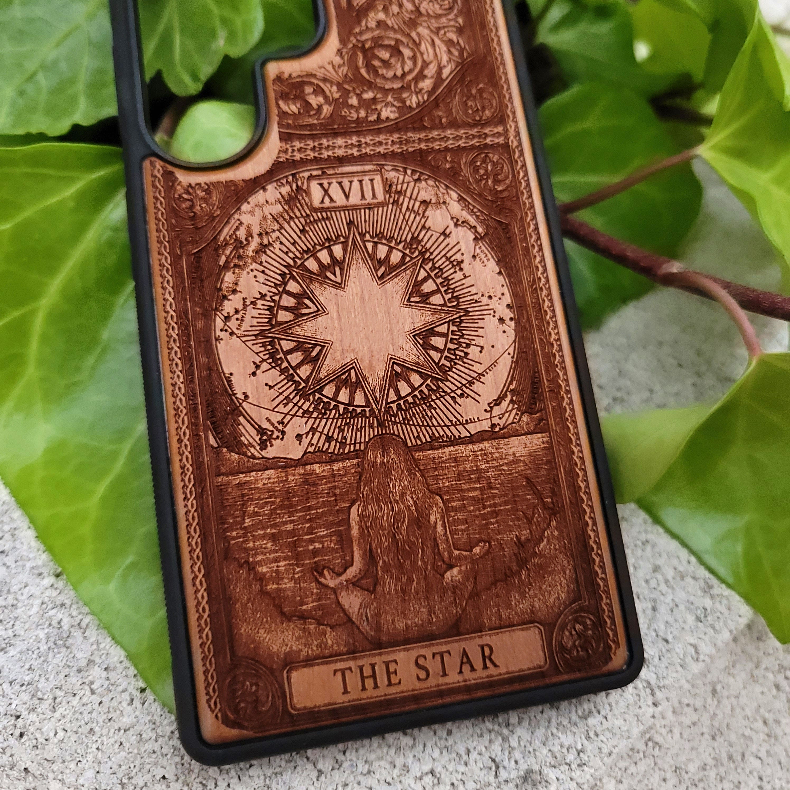 Funda de madera para teléfono con la carta del Tarot del Sol