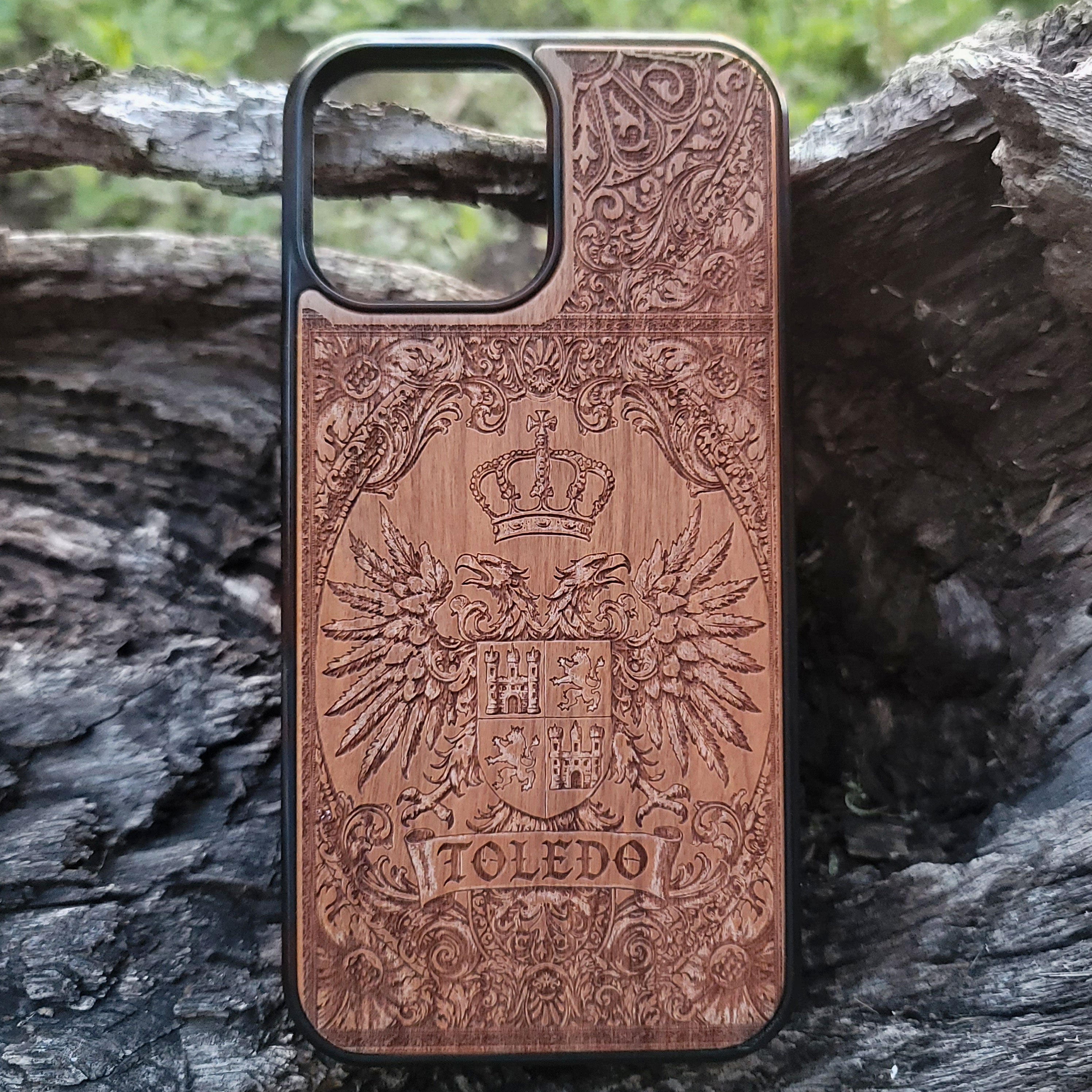 Wood phone case with engraved Toledo coat of arms, handcrafted detail
