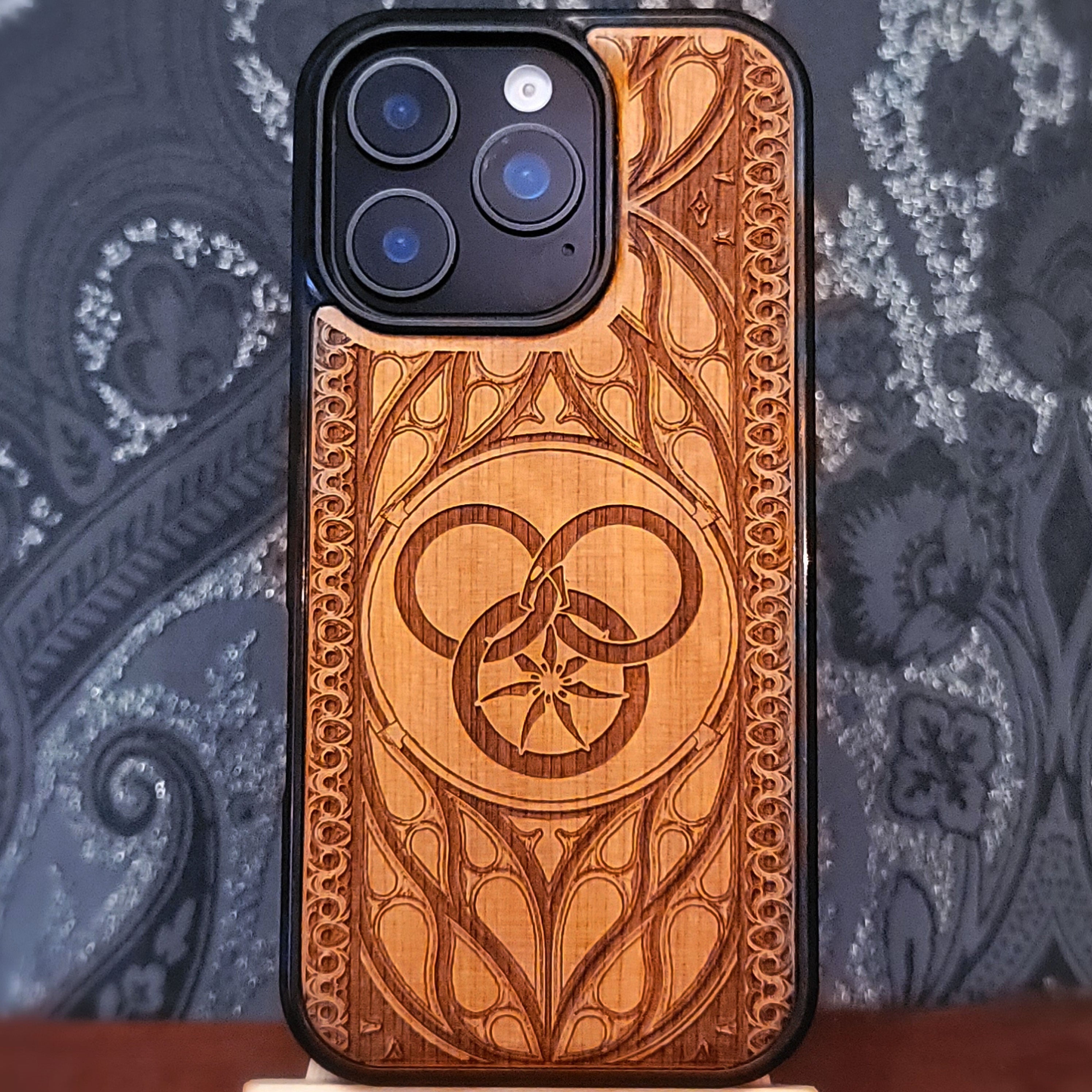 iPhone & Samsung Galaxy Holz-Handyhülle - Artwork "Rad der Zeit"