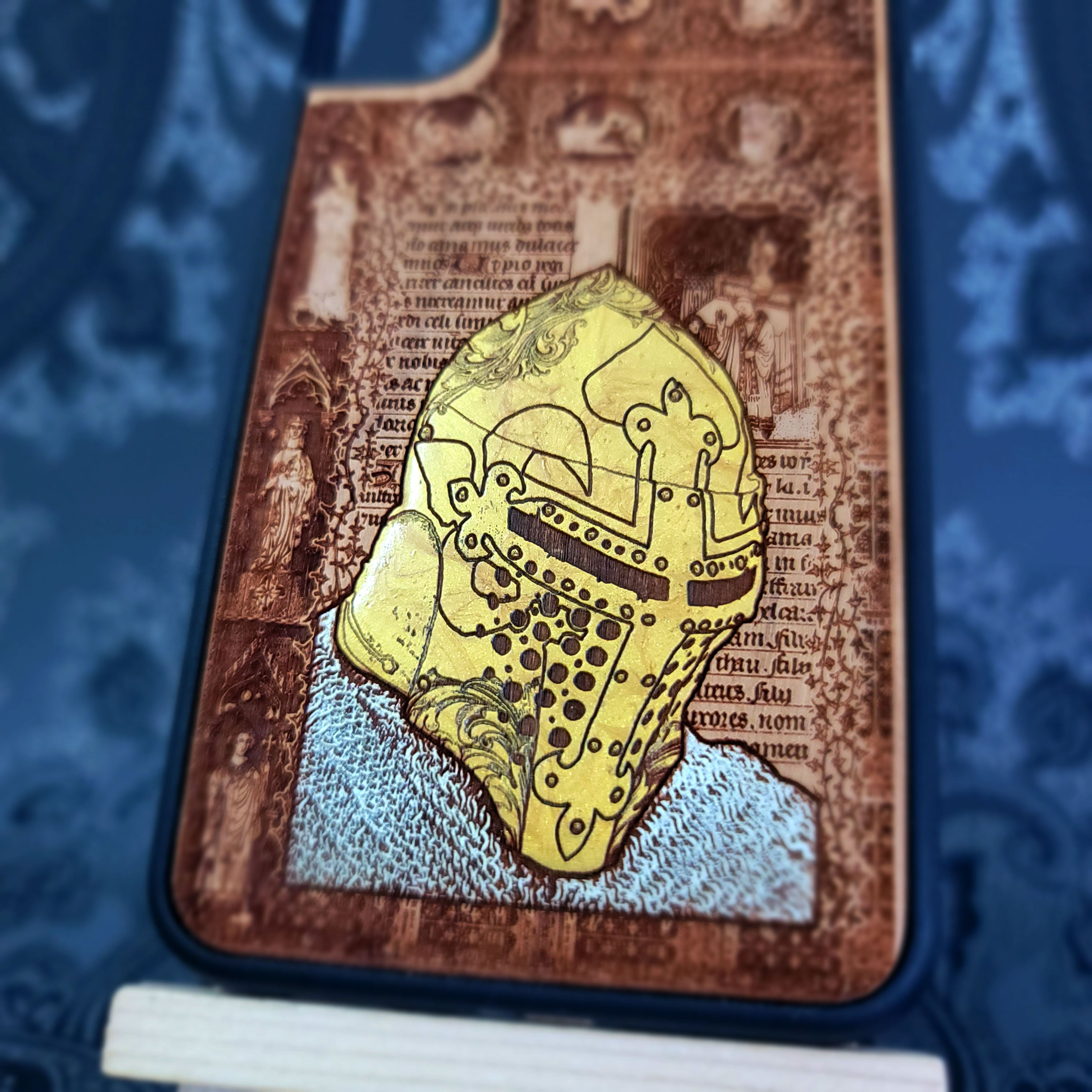 Caballero Medieval "Estoy Listo" - Funda de Madera para Teléfono - Pintada en Dorado
