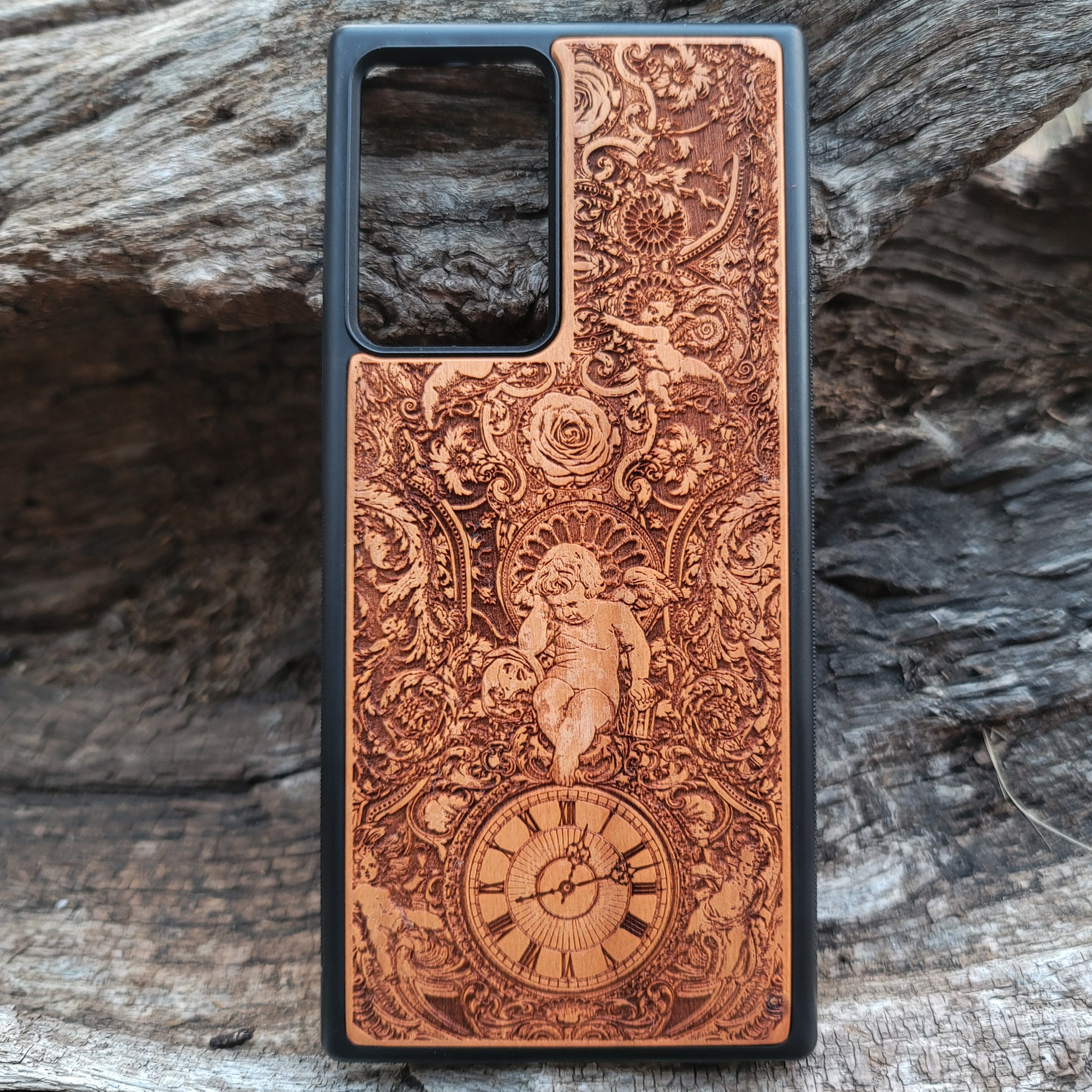 Handcrafted wooden phone case with gothic clock design, perfect for iPhone , Galaxy S, and other models. Ideal for lovers of vintage and gothic aesthetics.