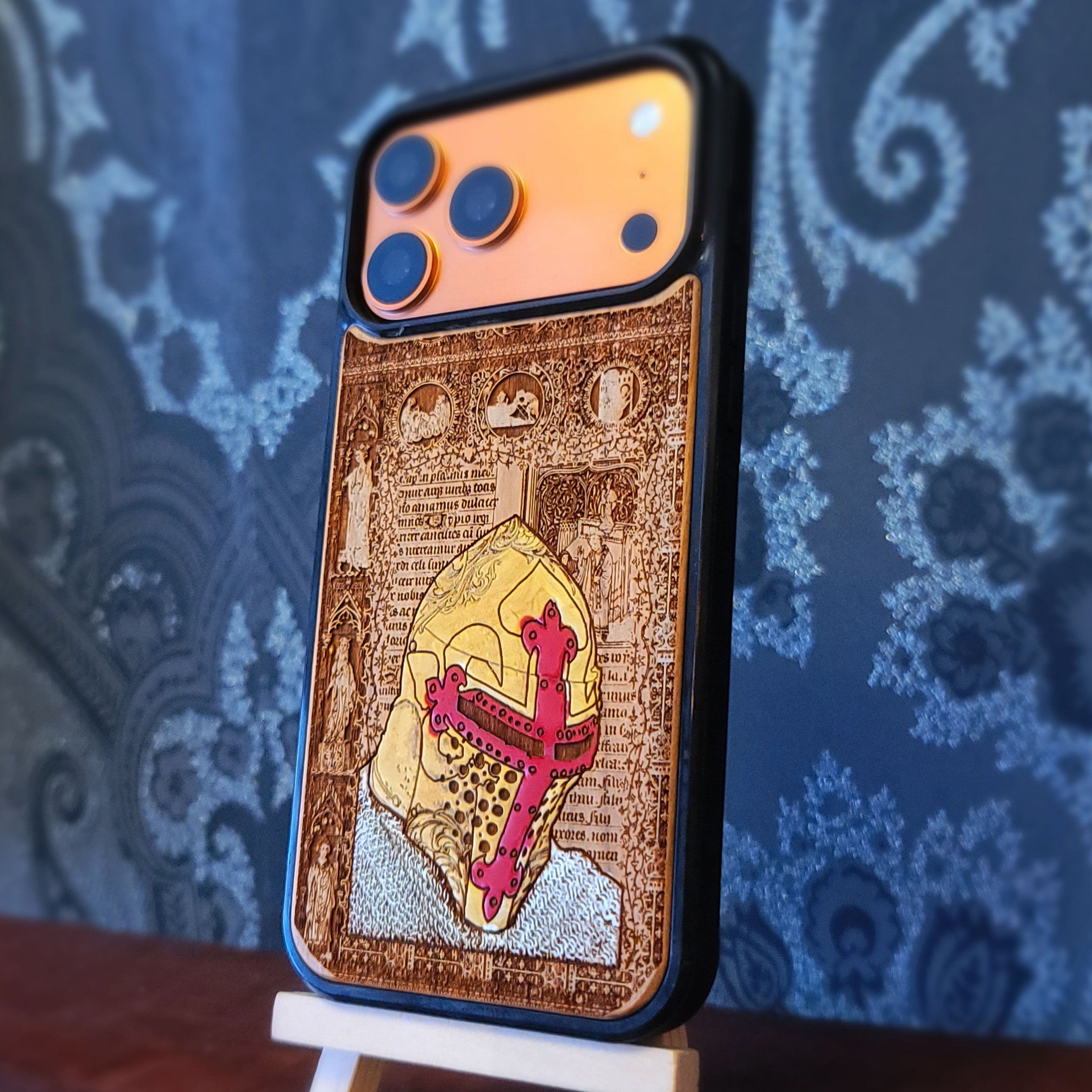 Mittelalterlicher Ritter "Ich bin bereit" - Handyhülle aus Holz - Gold lackiert