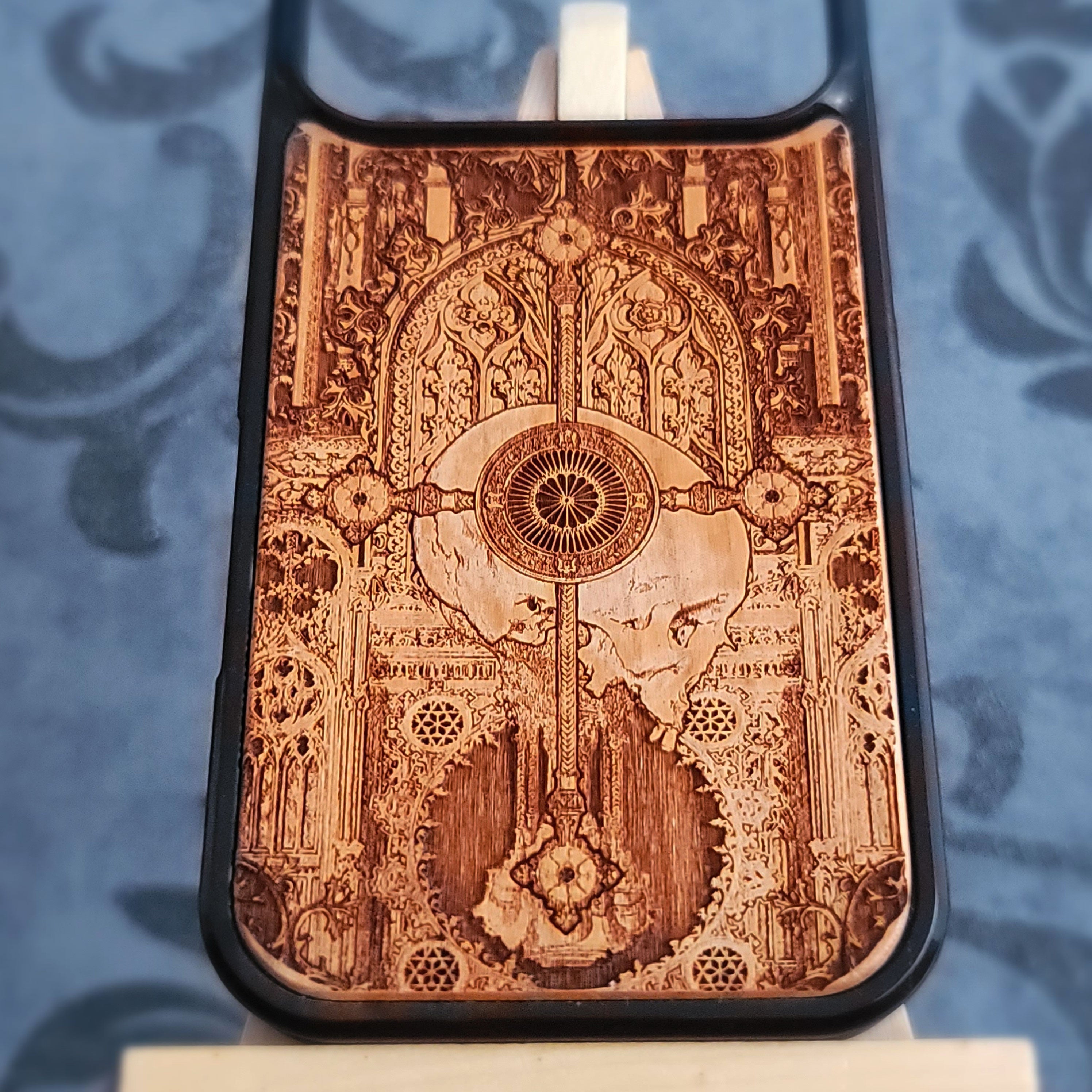 Religión - Funda de madera para teléfono - Pintada a mano