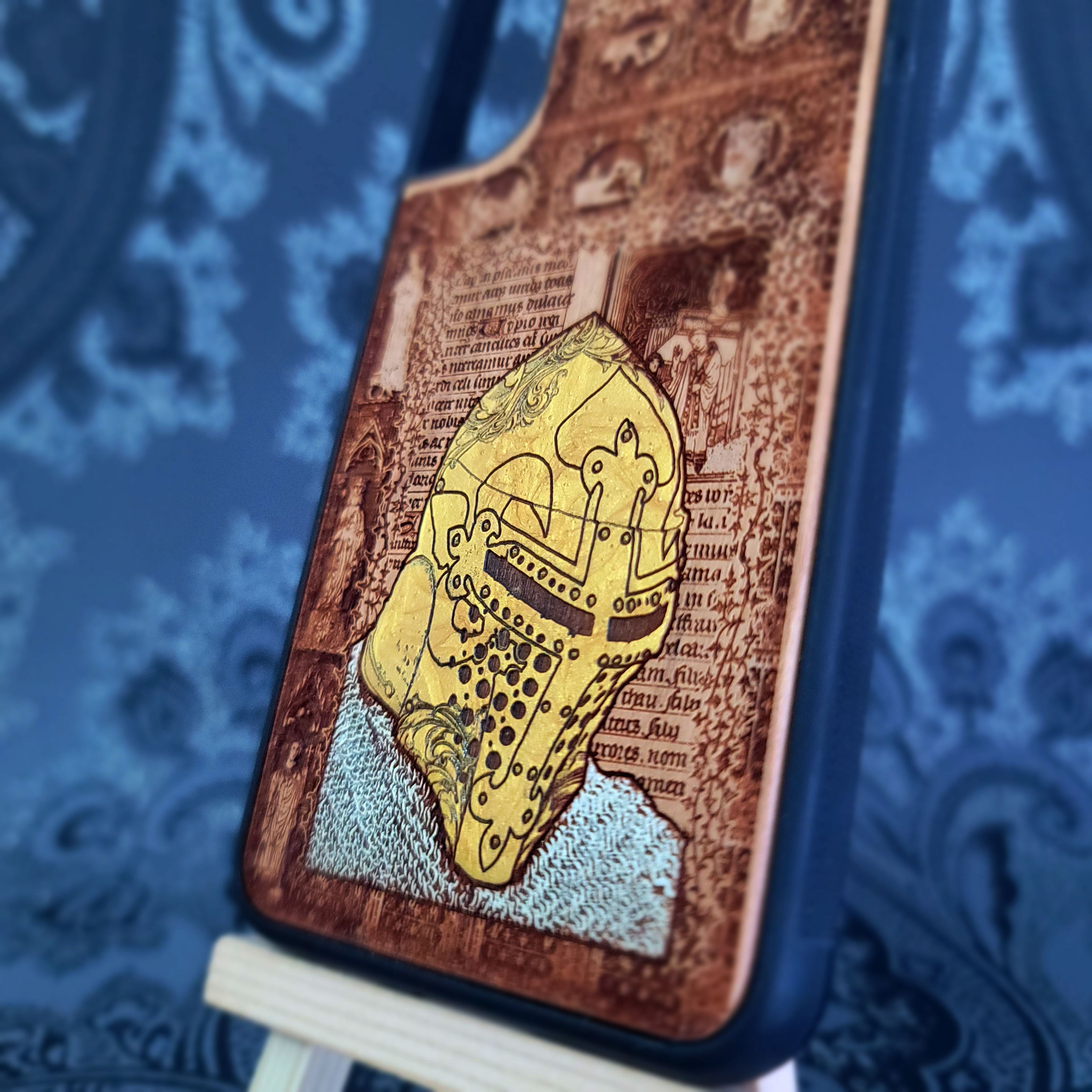 Caballero Medieval "Estoy Listo" - Funda de Madera para Teléfono - Pintada en Dorado