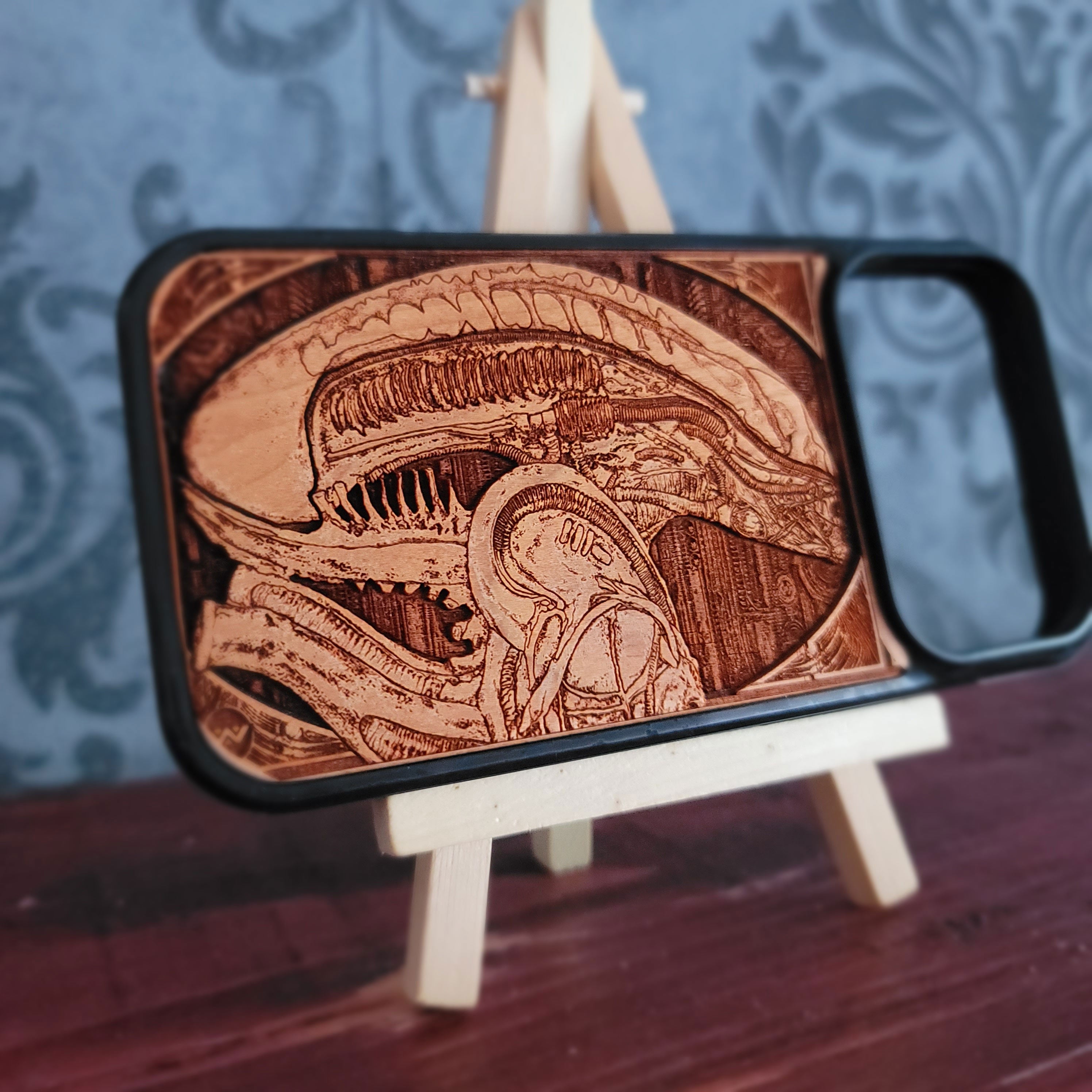 Alien Kopf - Holz Handytasche