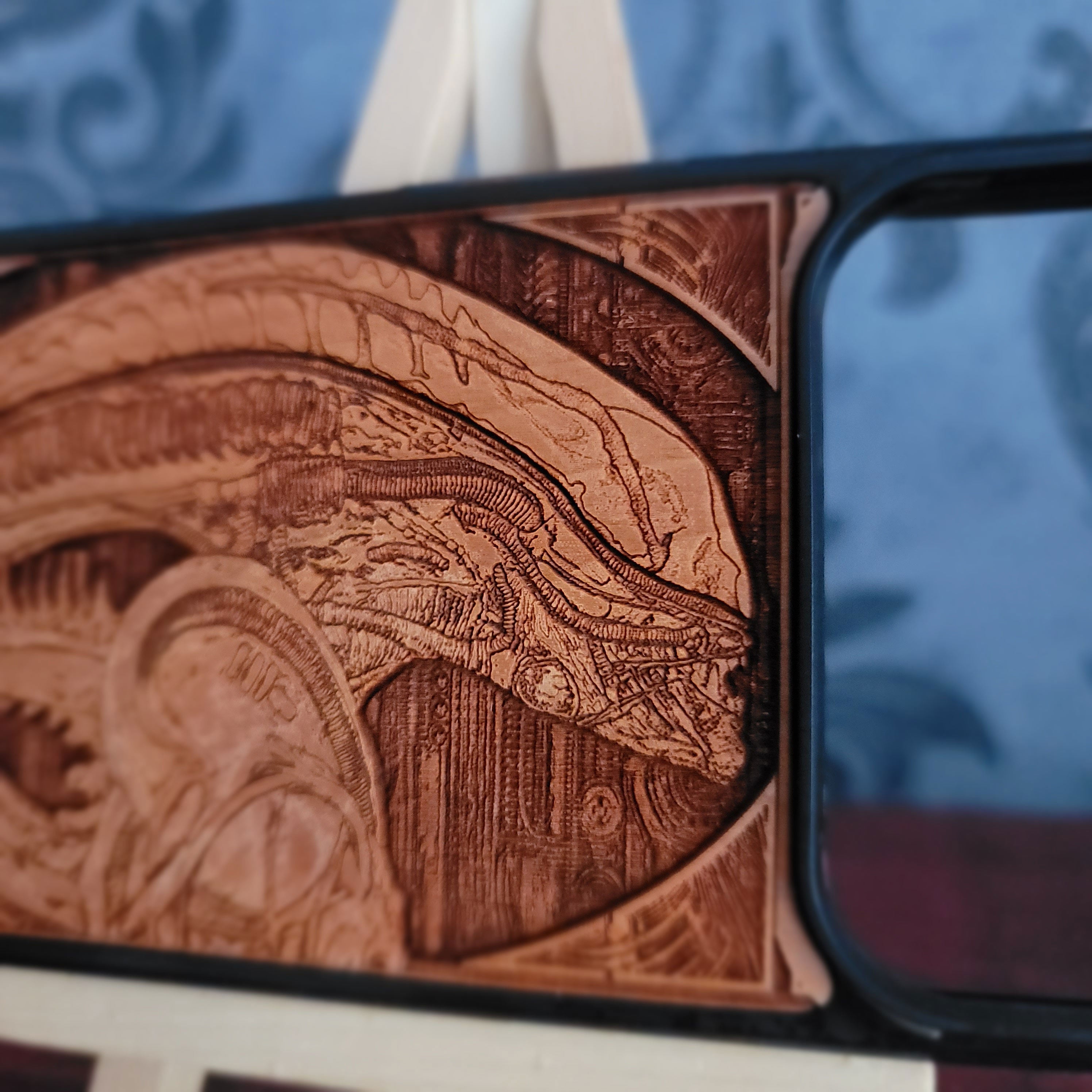 Alien Kopf - Holz Handytasche